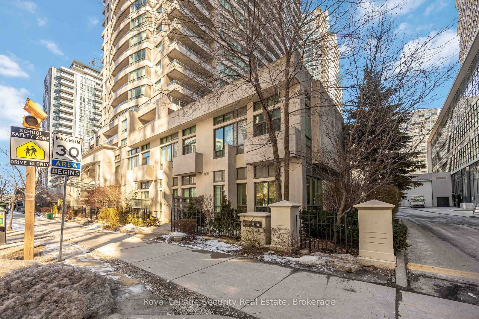 23 Hollywood Ave, unit 108 for sale