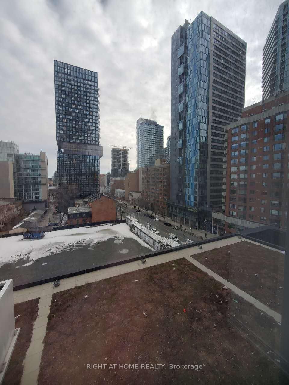 181 Dundas St E, unit 607 for rent