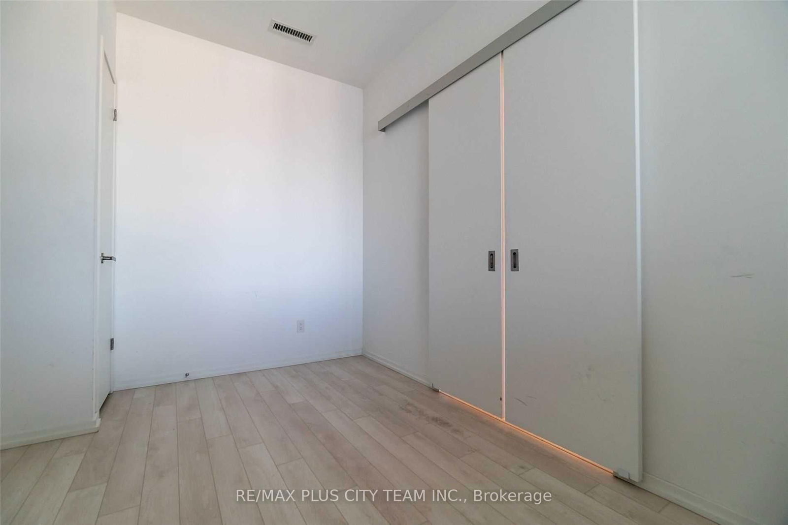 197 Yonge St, unit 2904 for rent