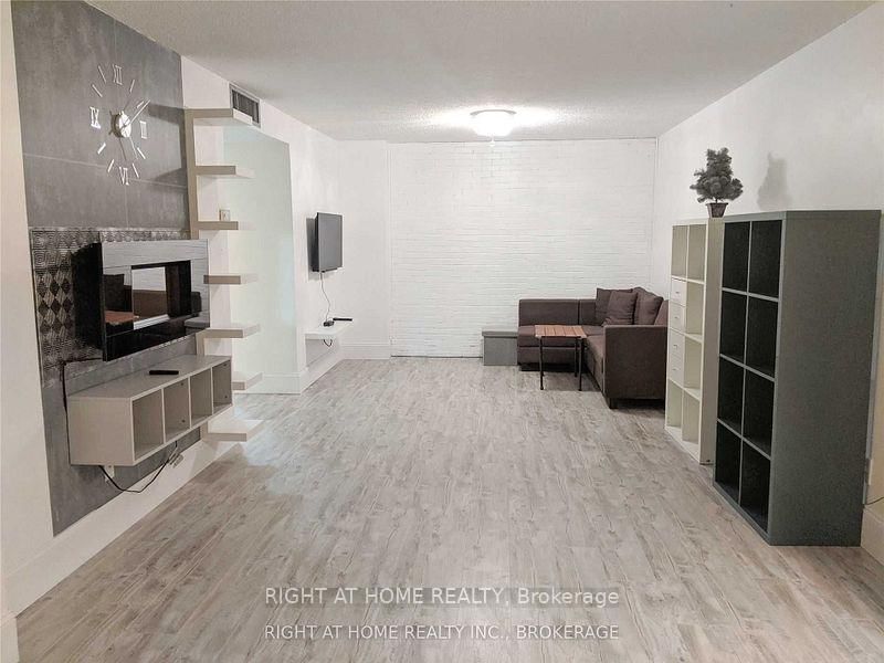 5795 Yonge St, unit 312 for rent