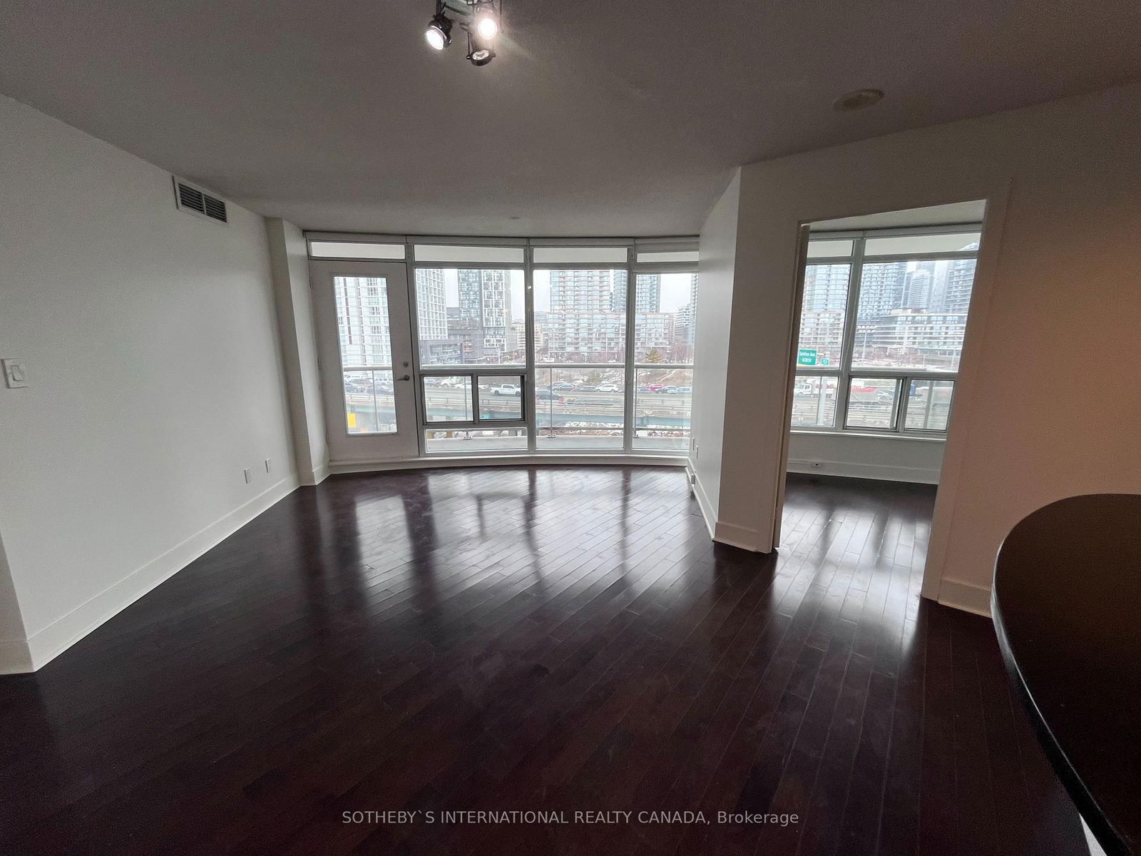 550 Queens Quay W, unit 911 for rent