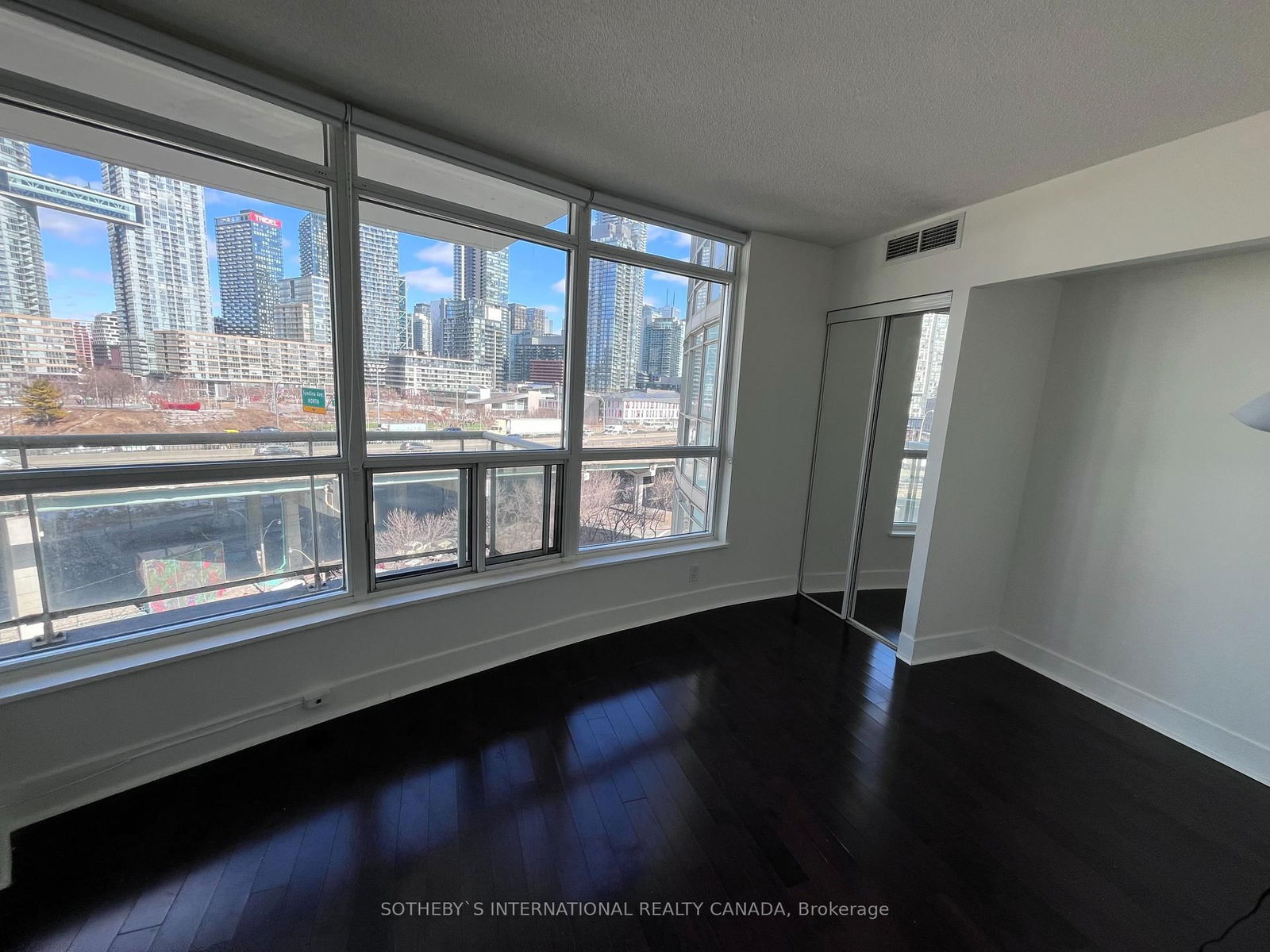 550 Queens Quay W, unit 911 for rent