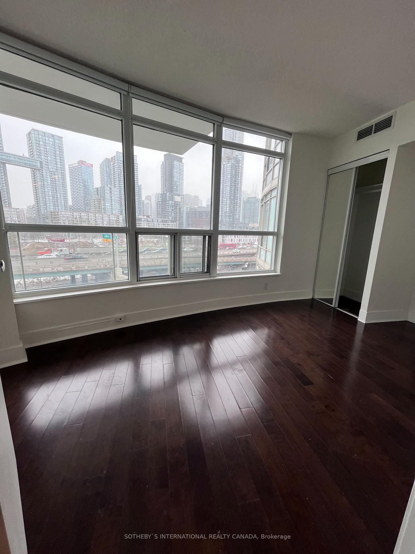 550 Queens Quay W, unit 911 for rent