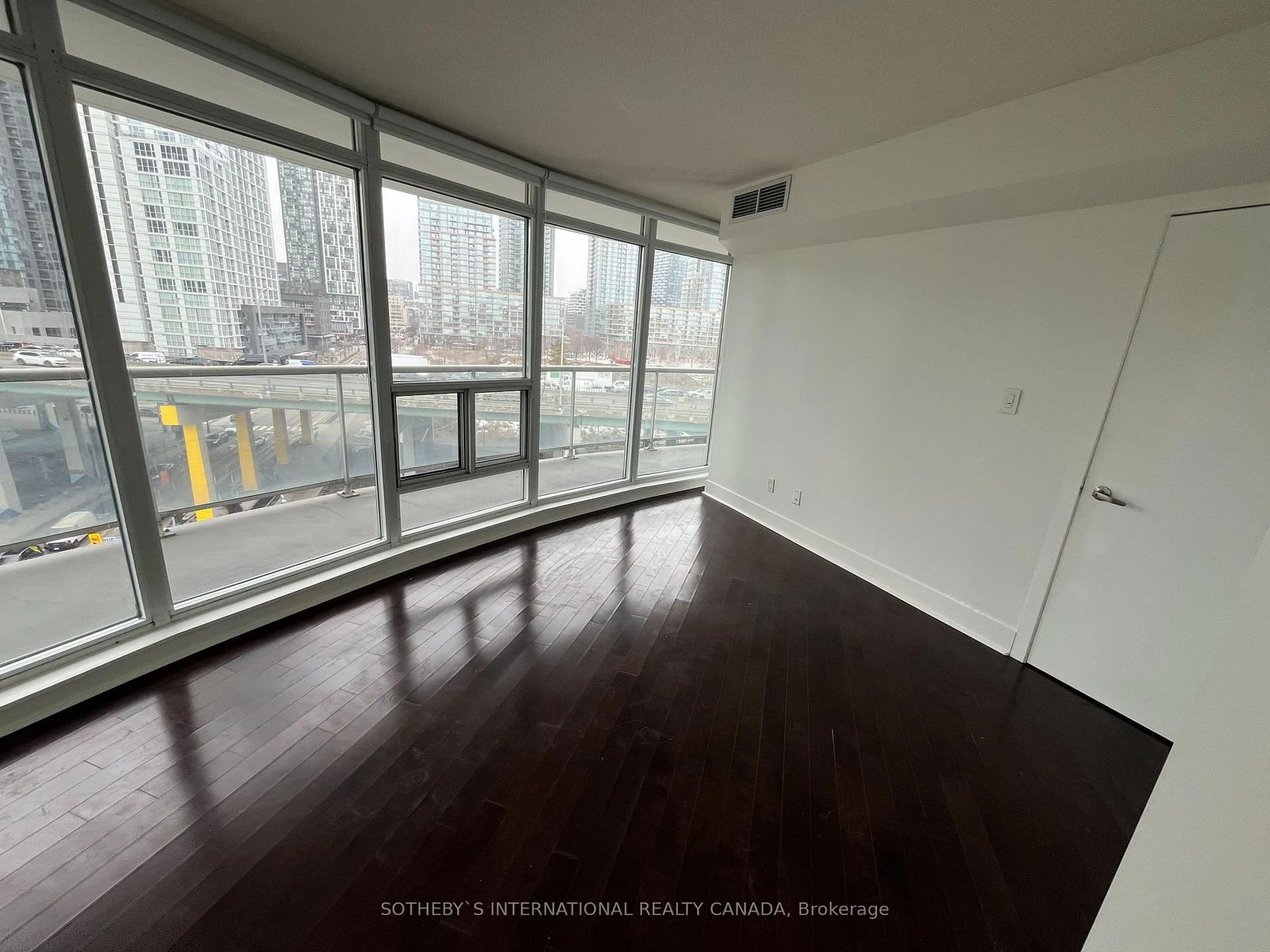 550 Queens Quay W, unit 911 for rent