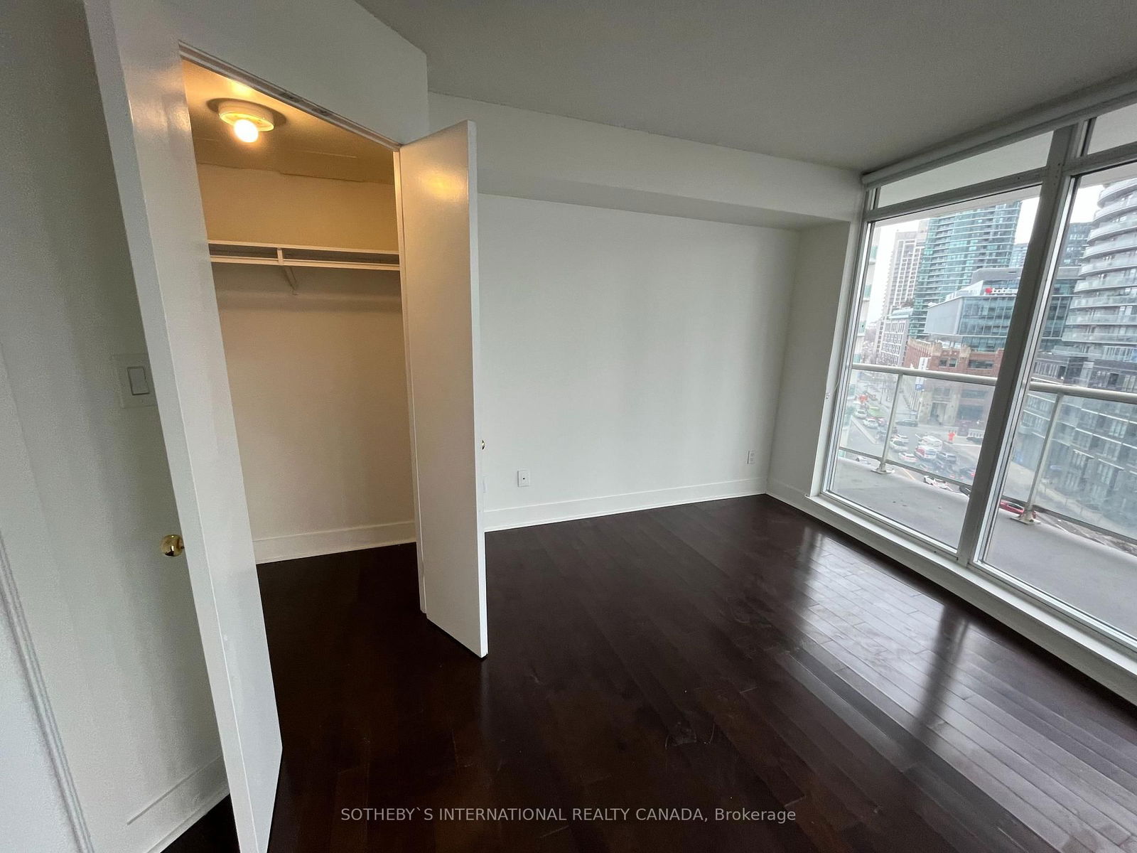 550 Queens Quay W, unit 911 for rent