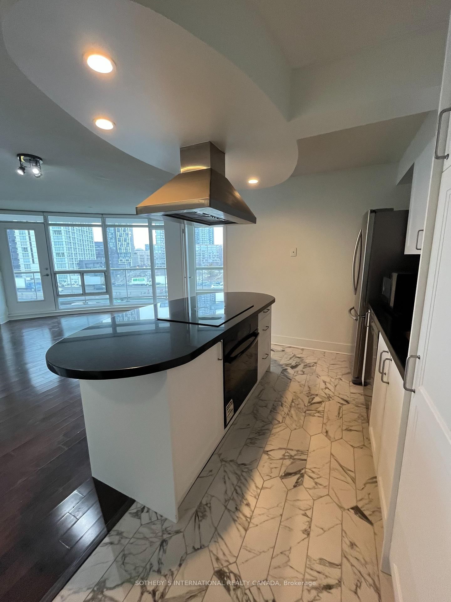 550 Queens Quay W, unit 911 for rent