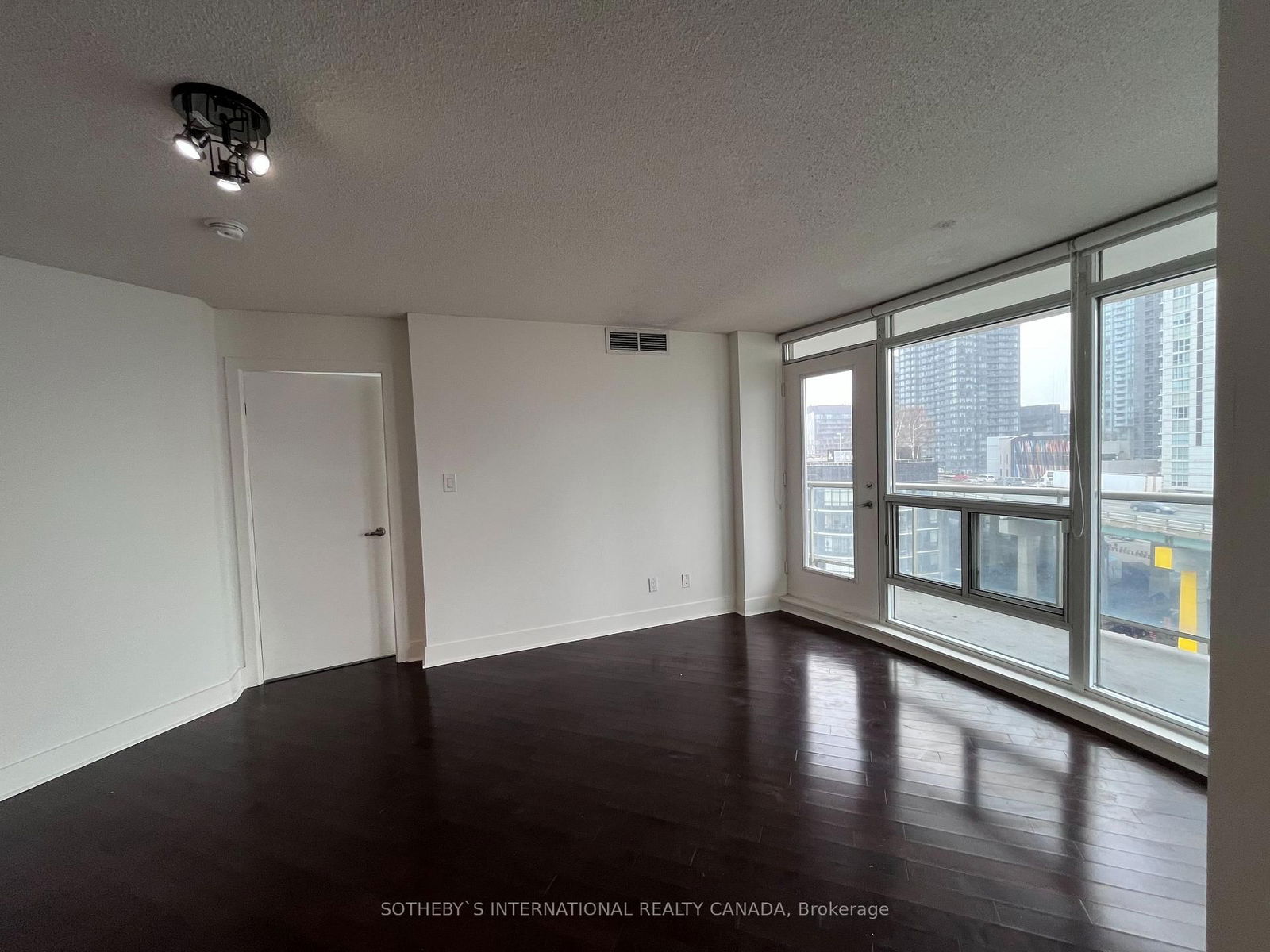 550 Queens Quay W, unit 911 for rent