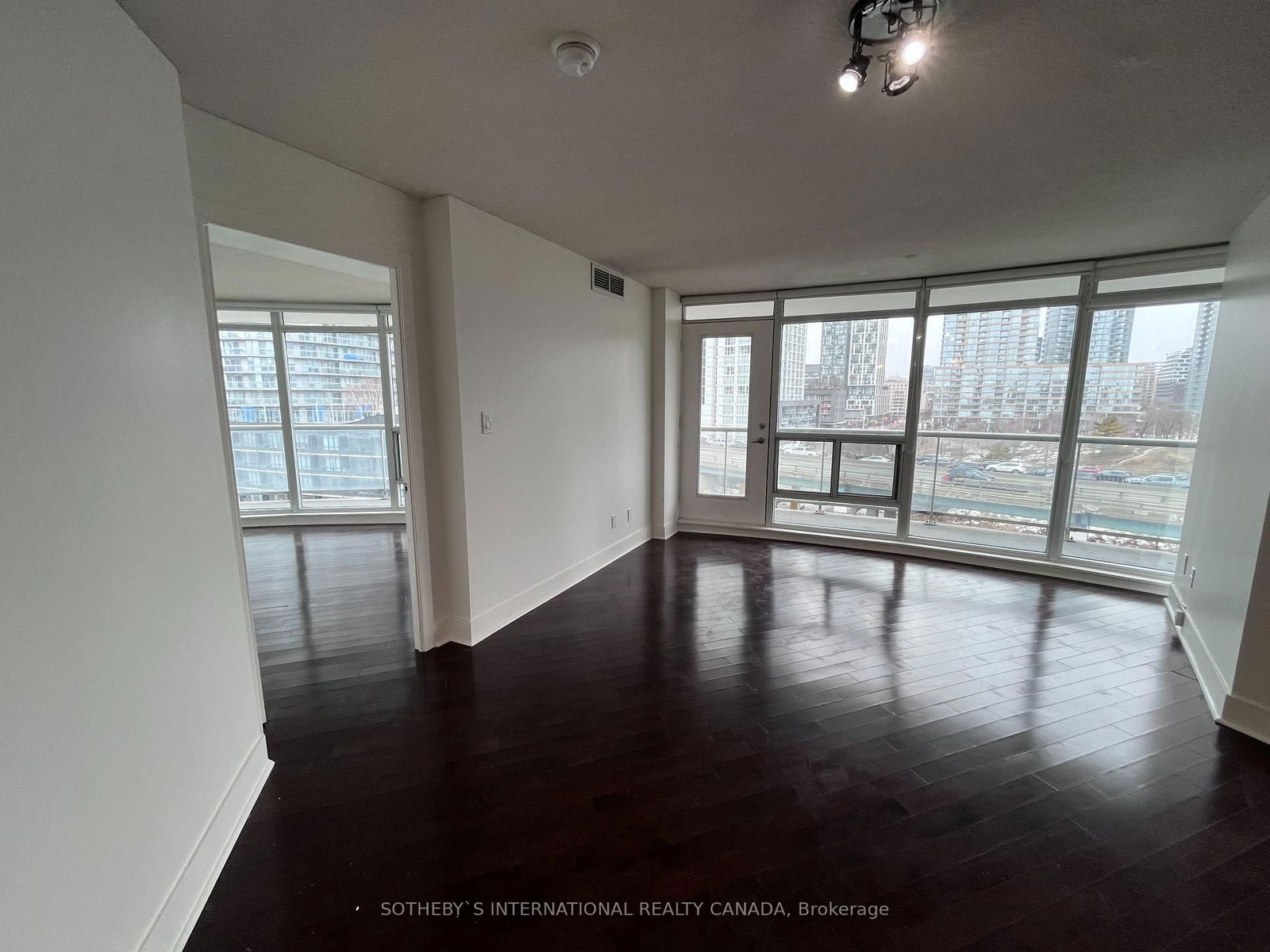 550 Queens Quay W, unit 911 for rent