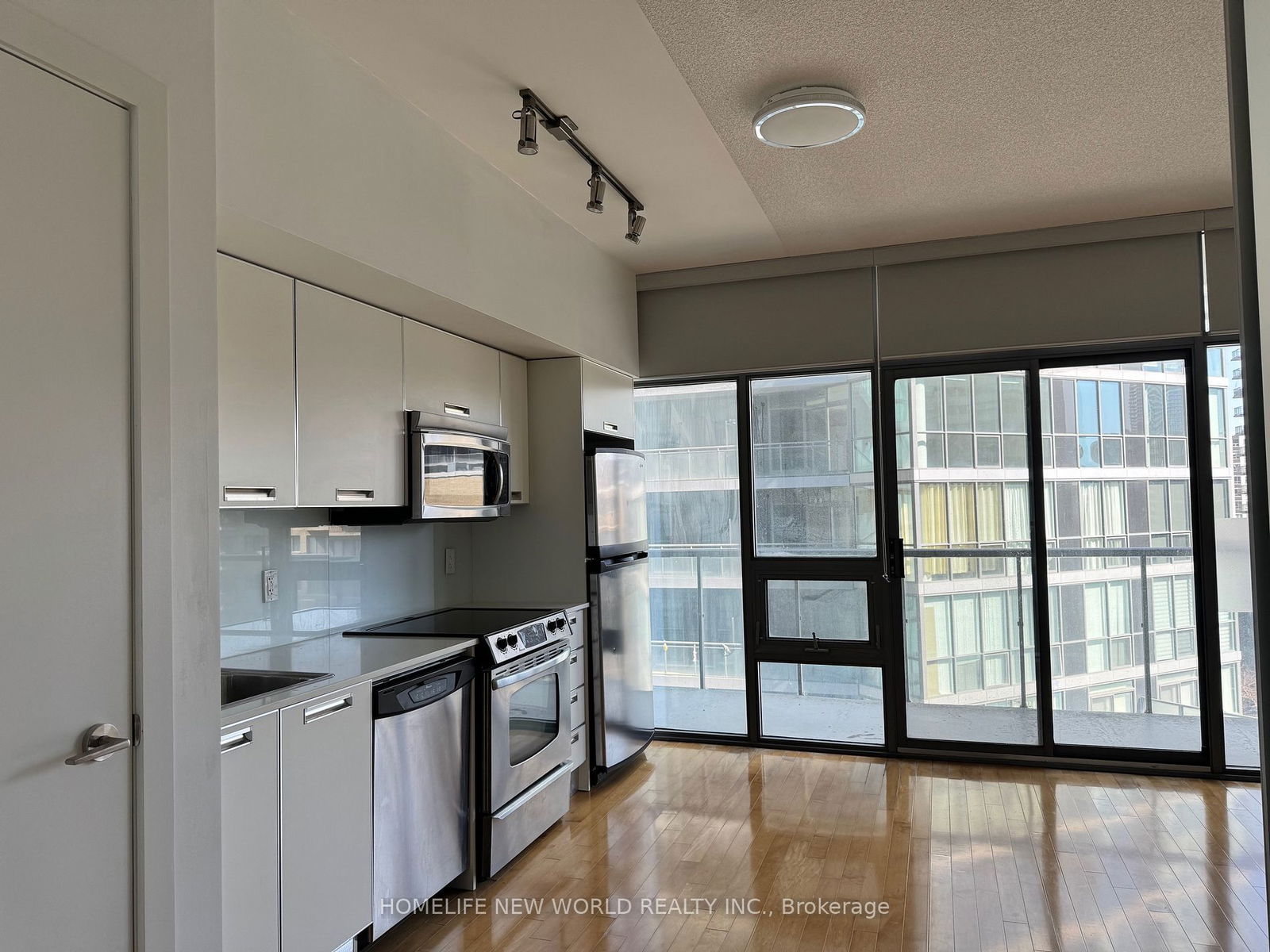 33 Charles St E, unit 802 for rent