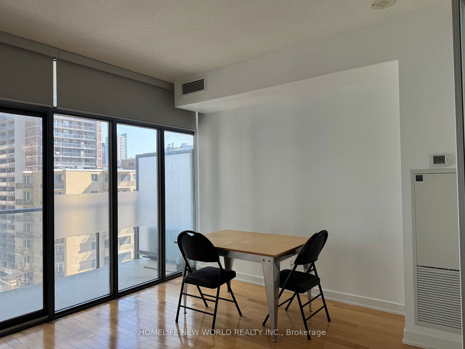 33 Charles St E, unit 802 for rent