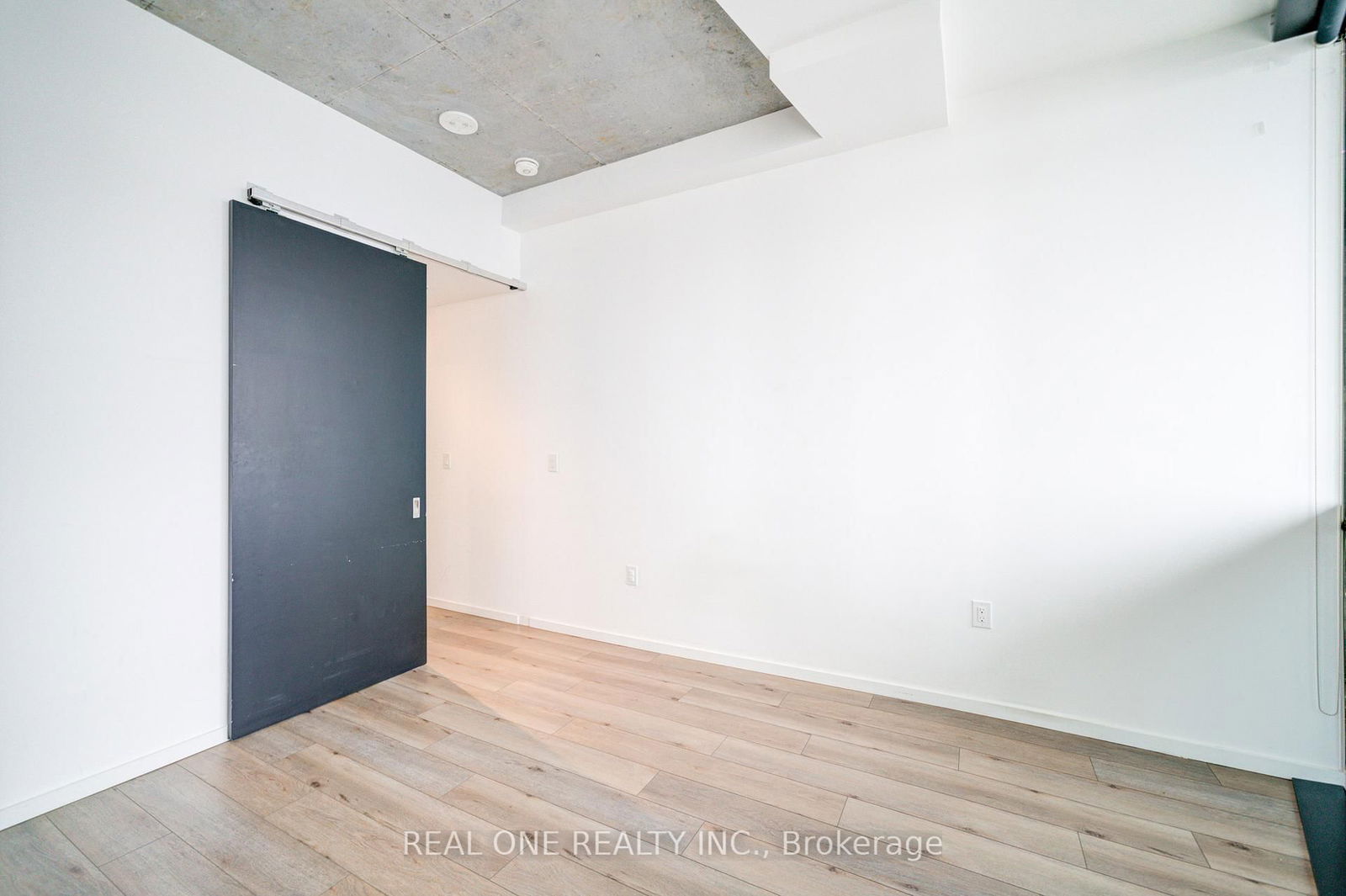 21 Lawren Harris Sq, unit 911 for rent