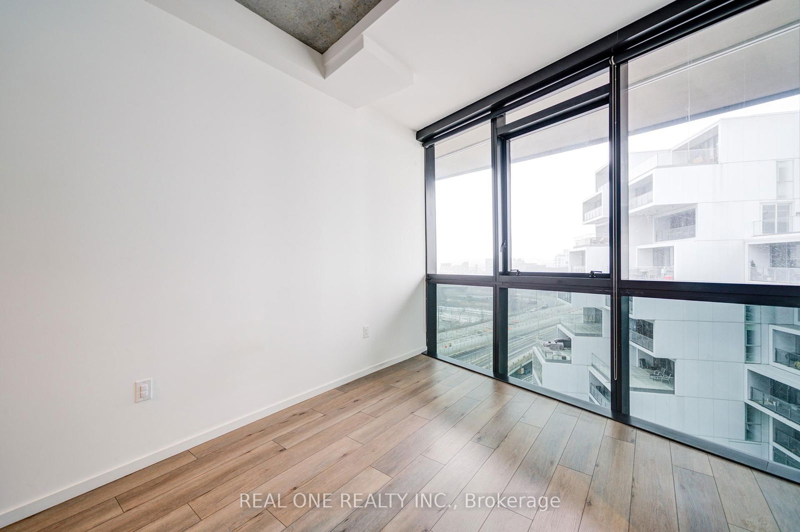 21 Lawren Harris Sq, unit 911 for rent