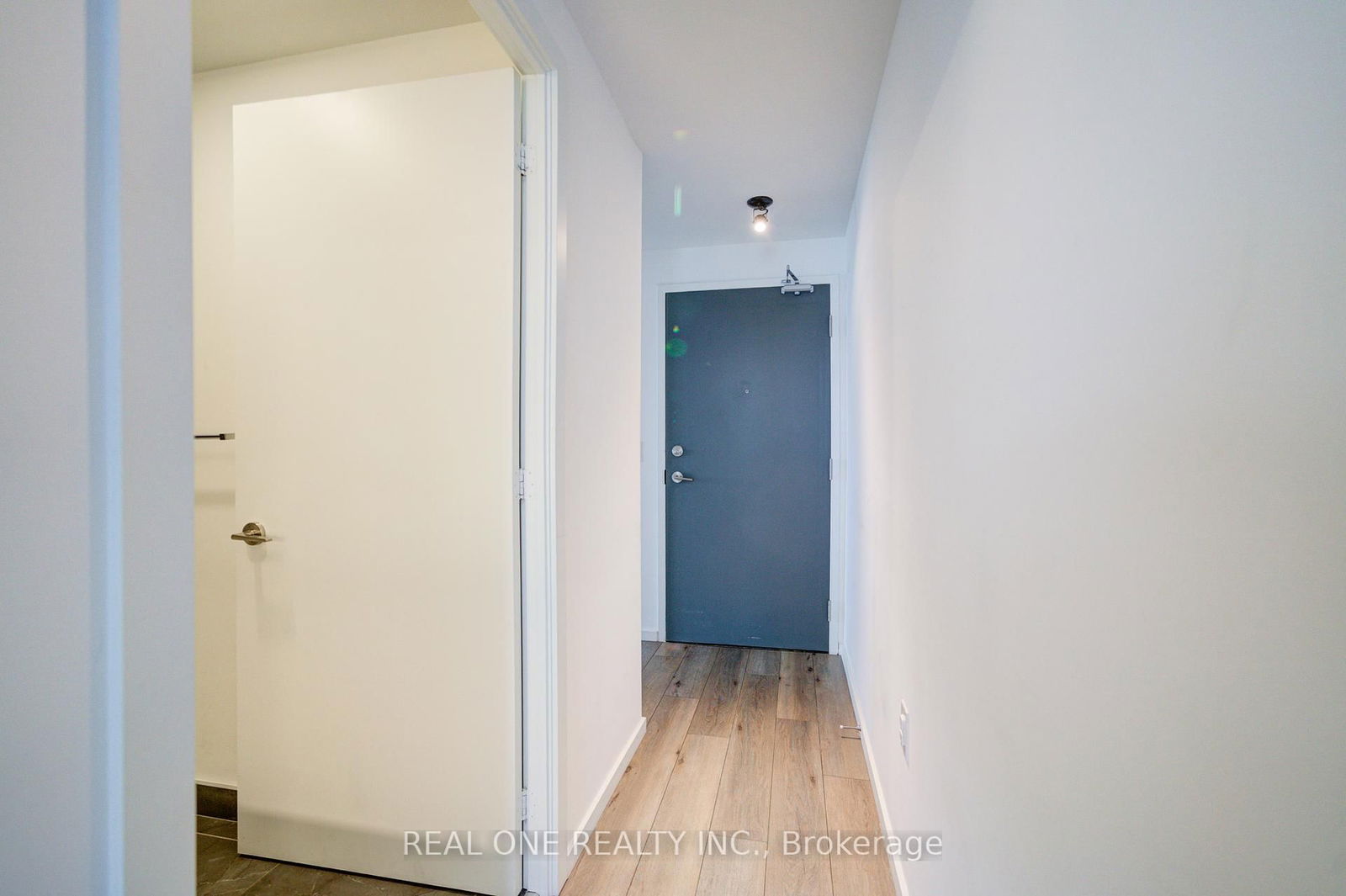 21 Lawren Harris Sq, unit 911 for rent