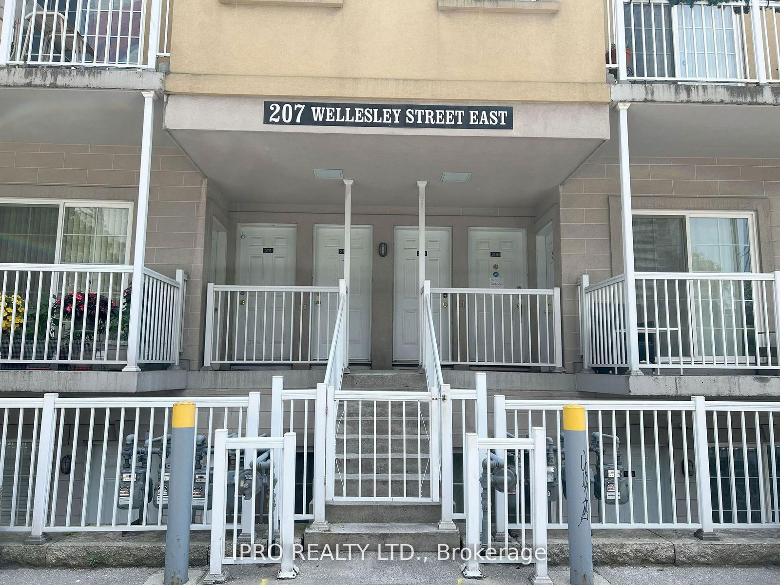 207 Wellesley St E, unit 210 for rent