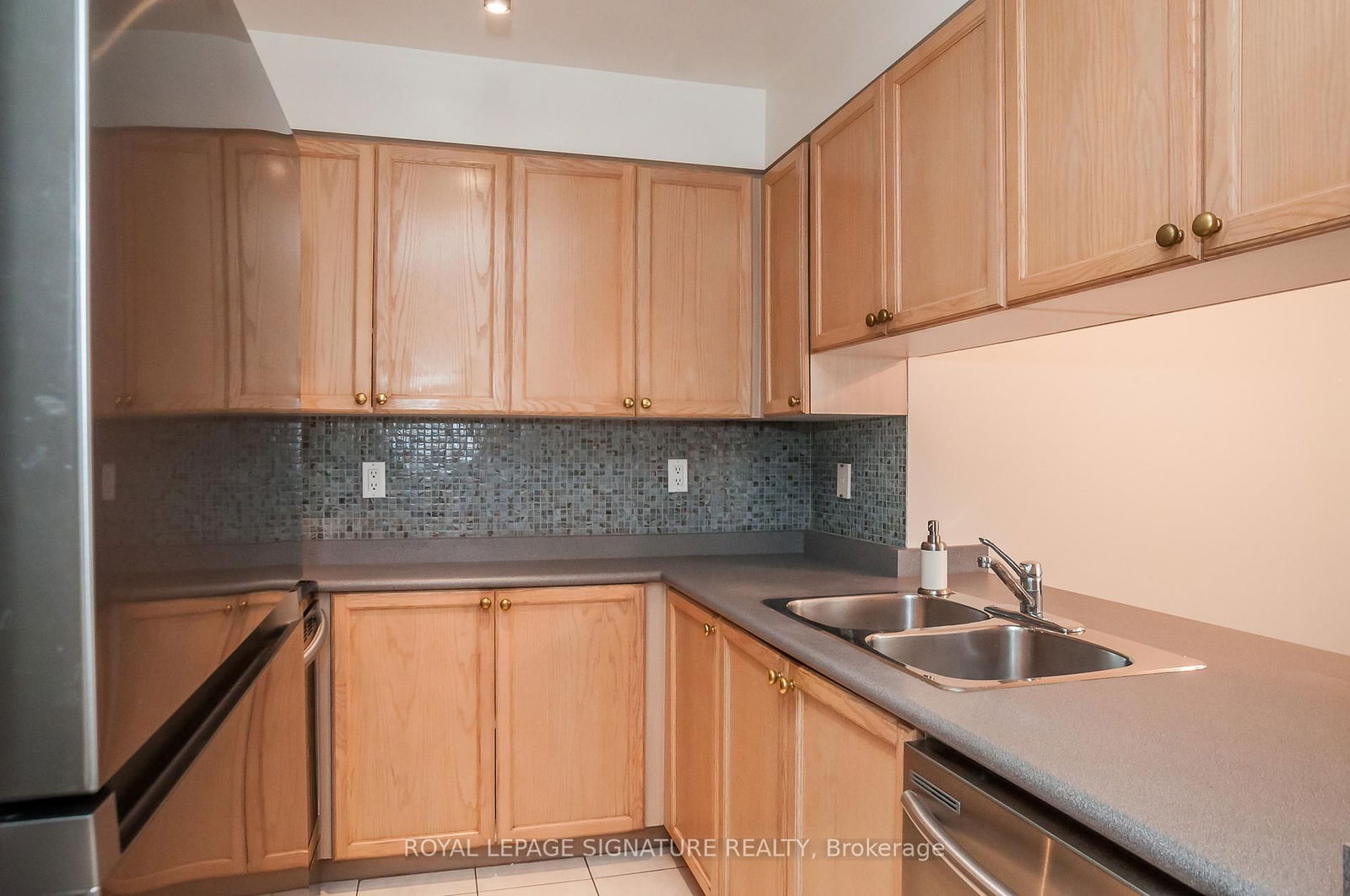 887 Bay St, unit 605 for rent