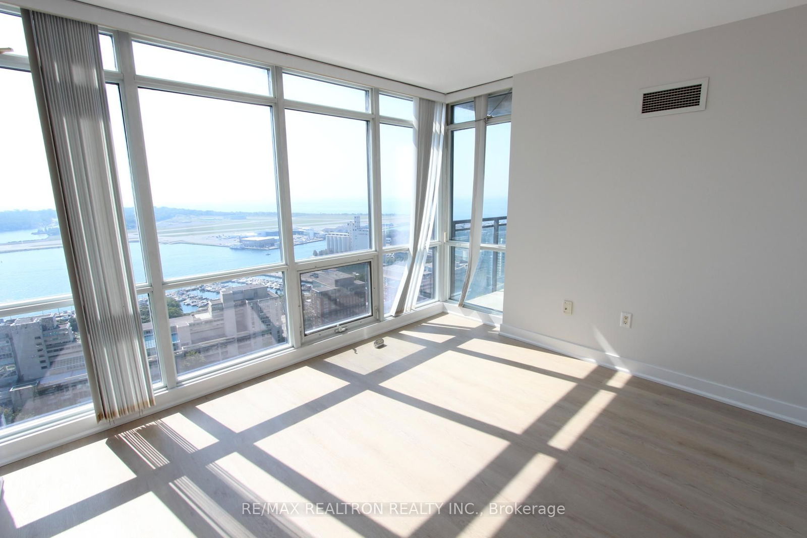 15 Fort York Blvd, unit 3812 for sale