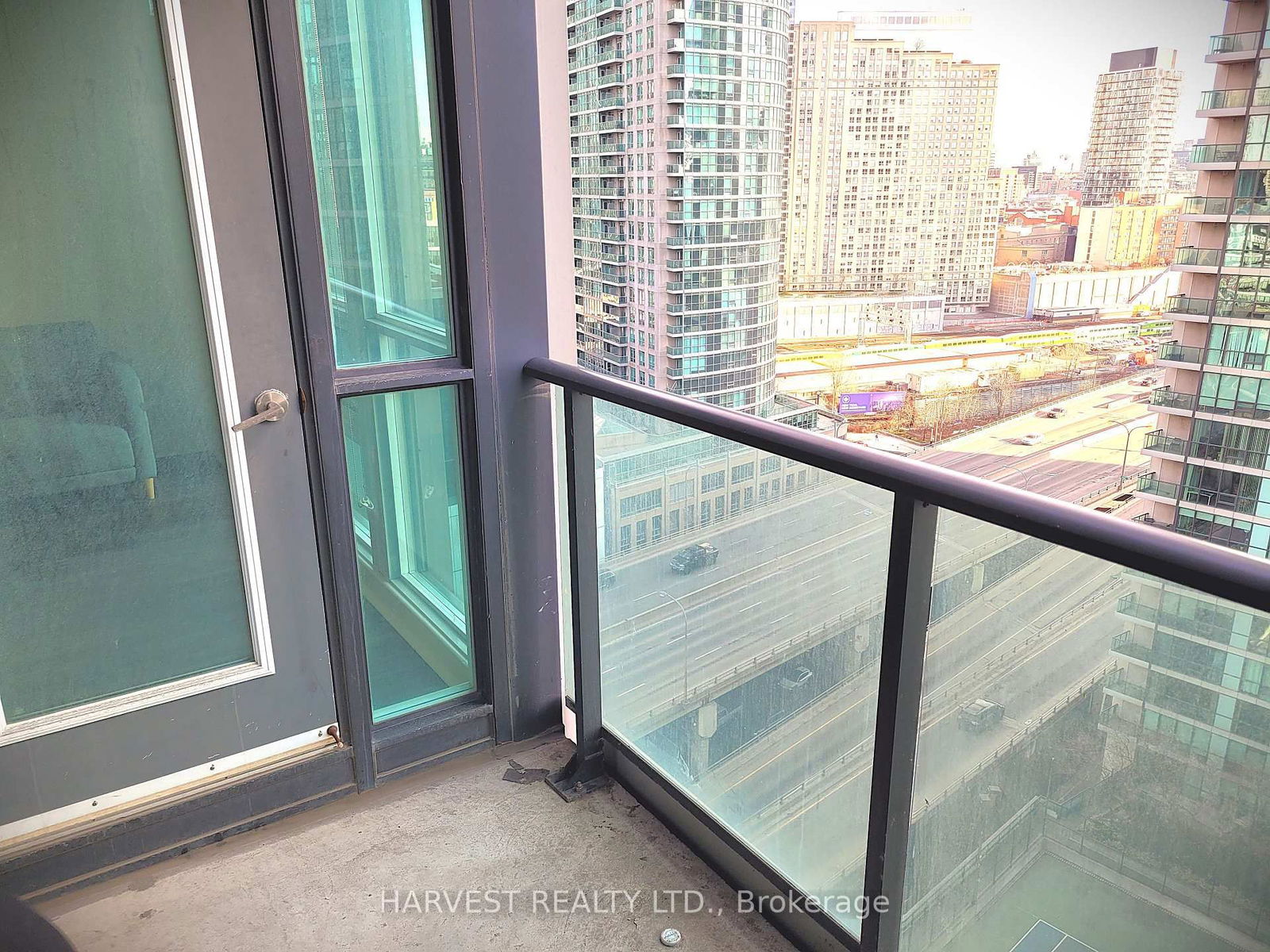 18 Harbour St, unit 1806 for rent