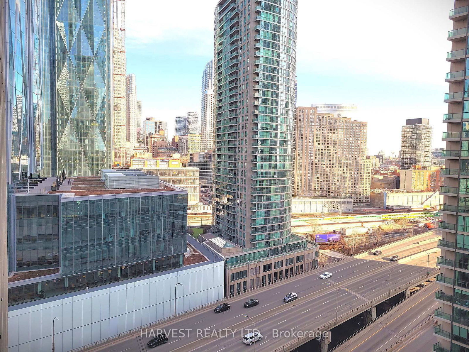 18 Harbour St, unit 1806 for rent