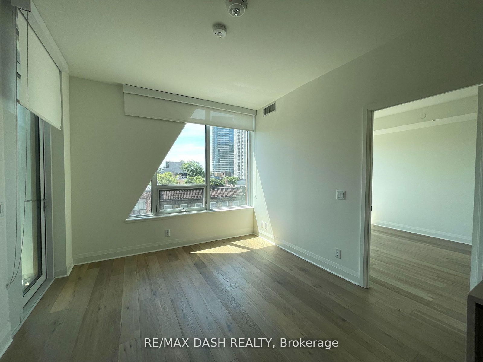 151 Avenue Rd, unit 402 for rent