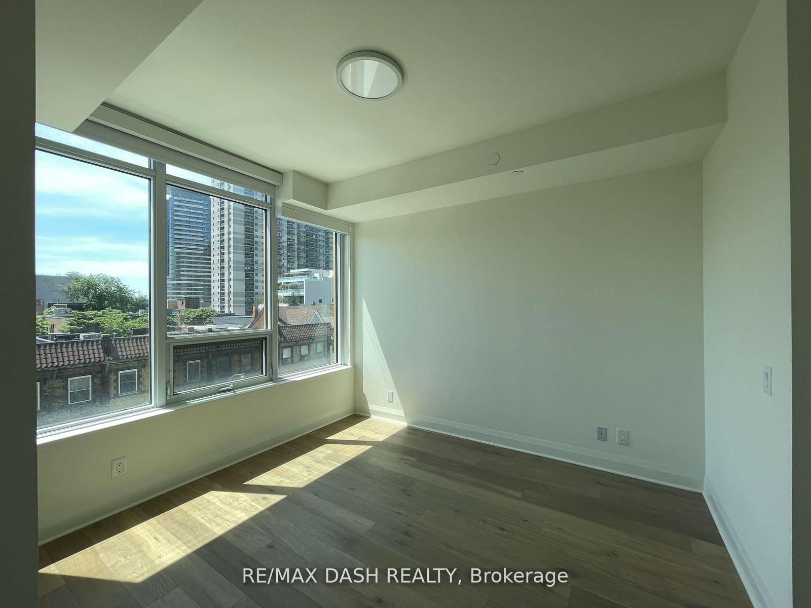 151 Avenue Rd, unit 402 for rent