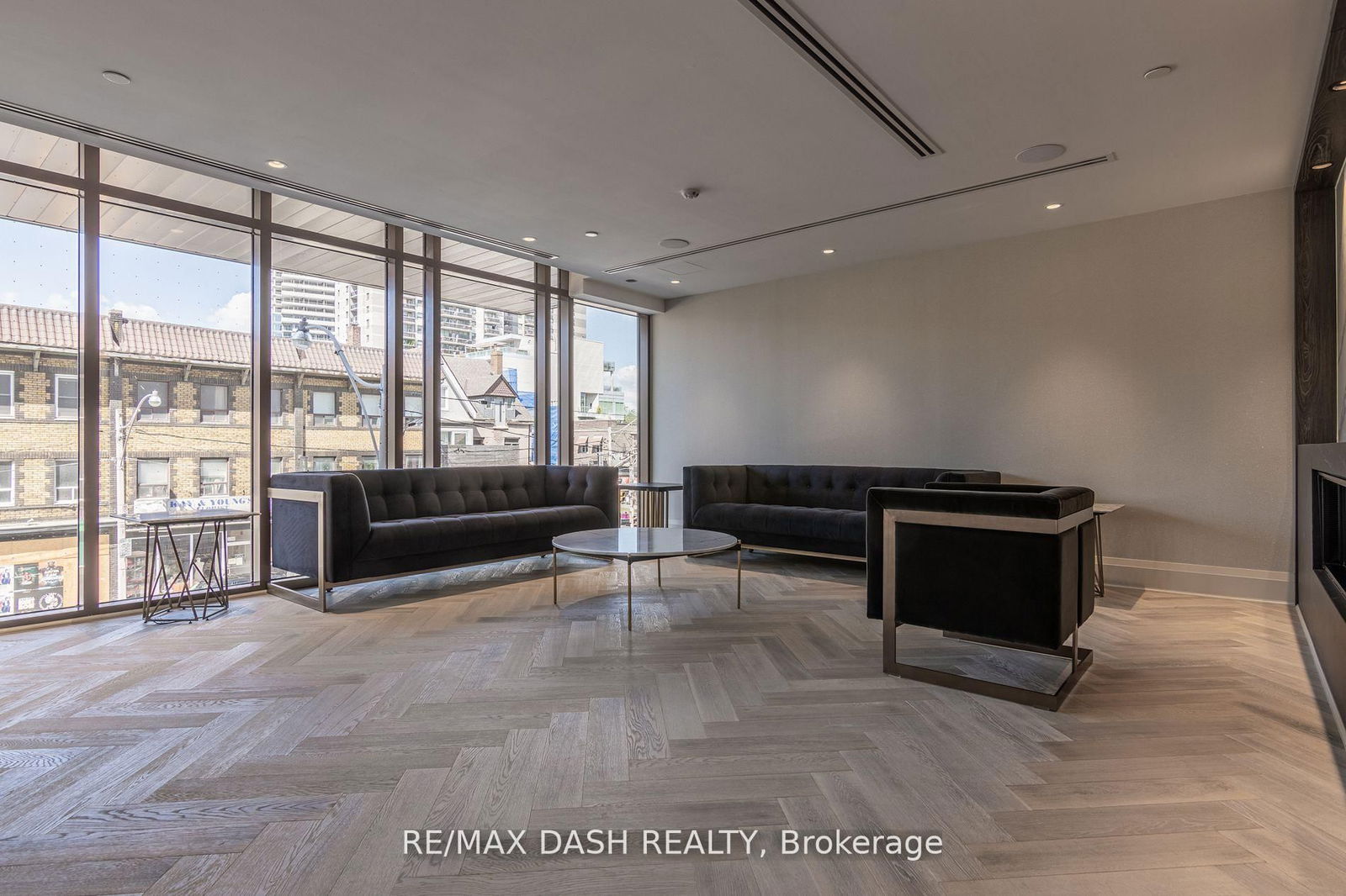 151 Avenue Rd, unit 402 for rent