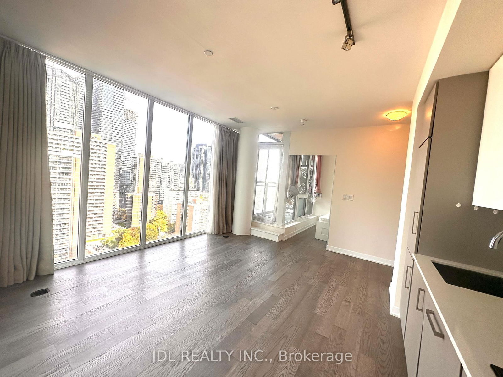 17 Dundonald St, unit 1801 for rent