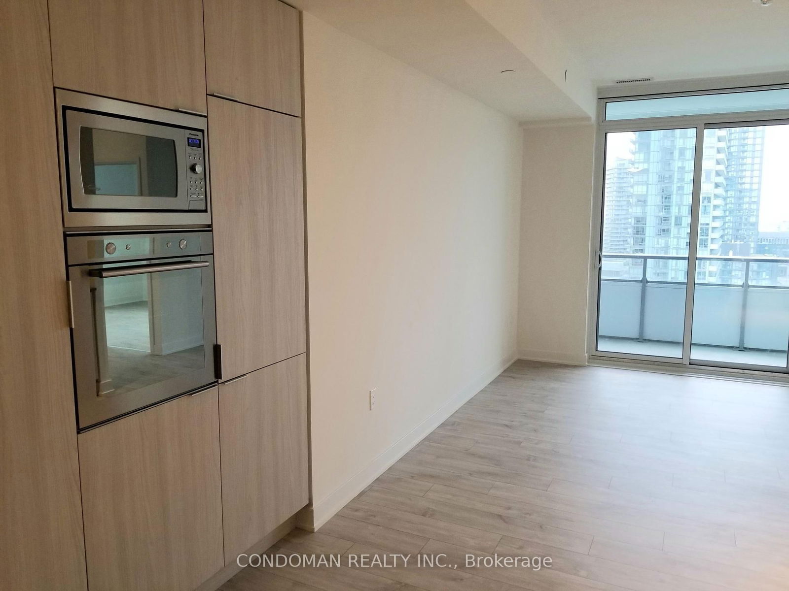 576 Front St W, unit 1407E for rent