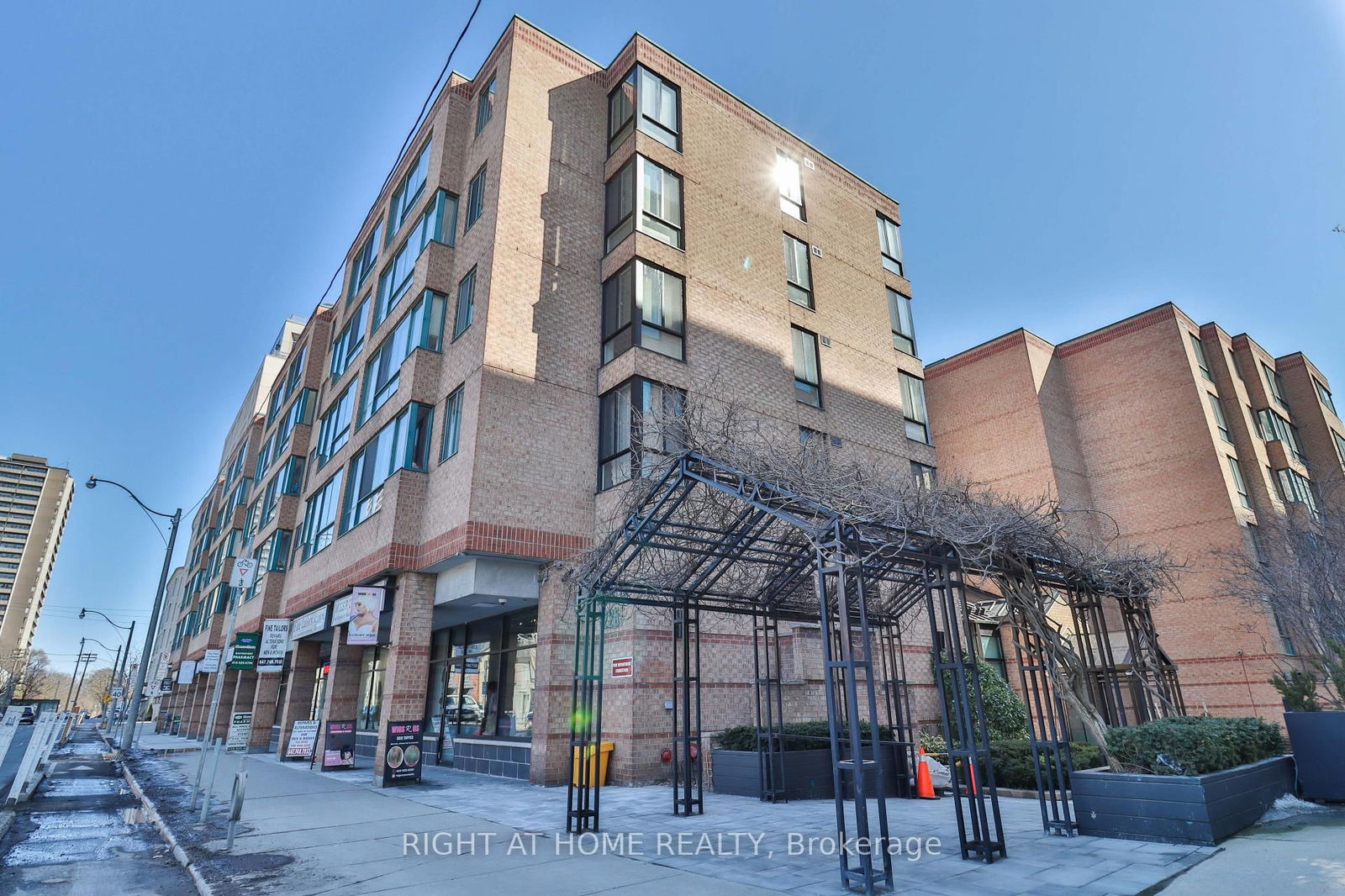 225 Davenport Rd, unit 402 for sale