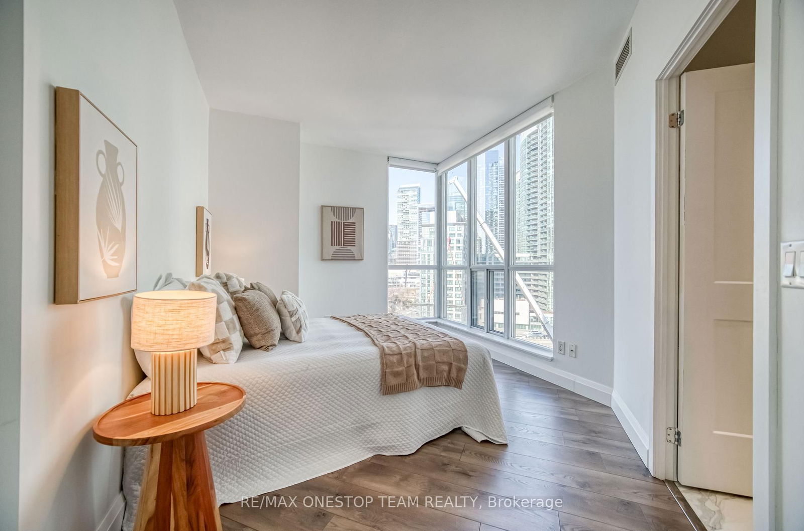 218 Queens Quay W, unit 1002 for sale