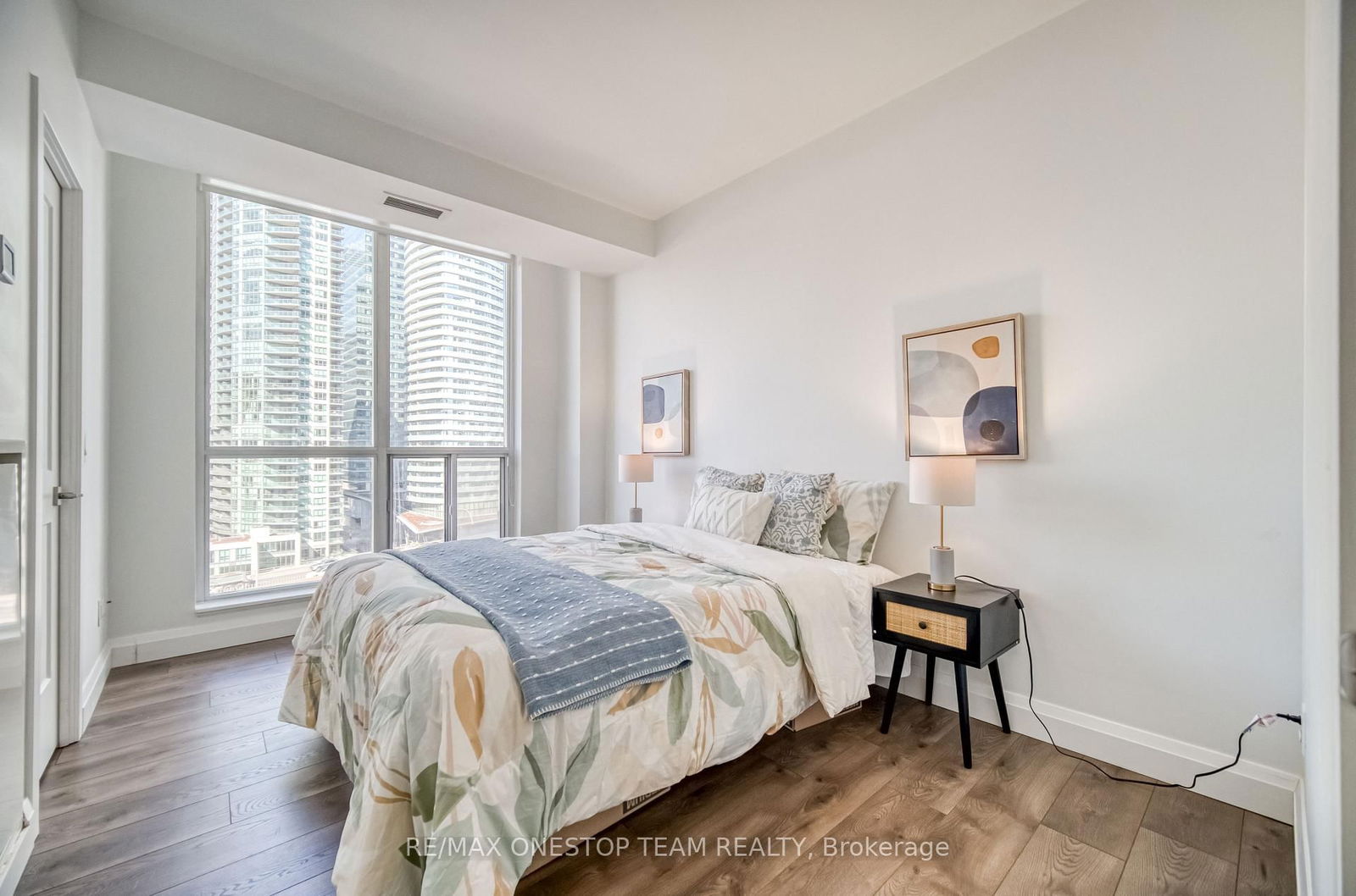 218 Queens Quay W, unit 1002 for sale