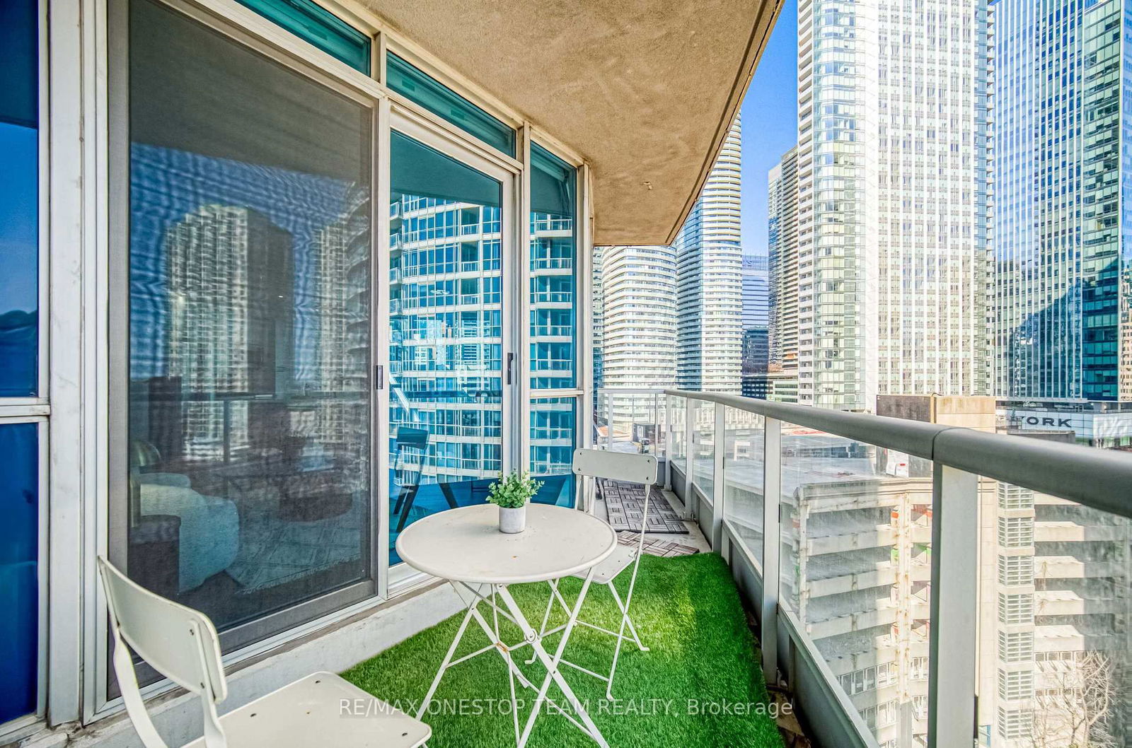 218 Queens Quay W, unit 1002 for sale