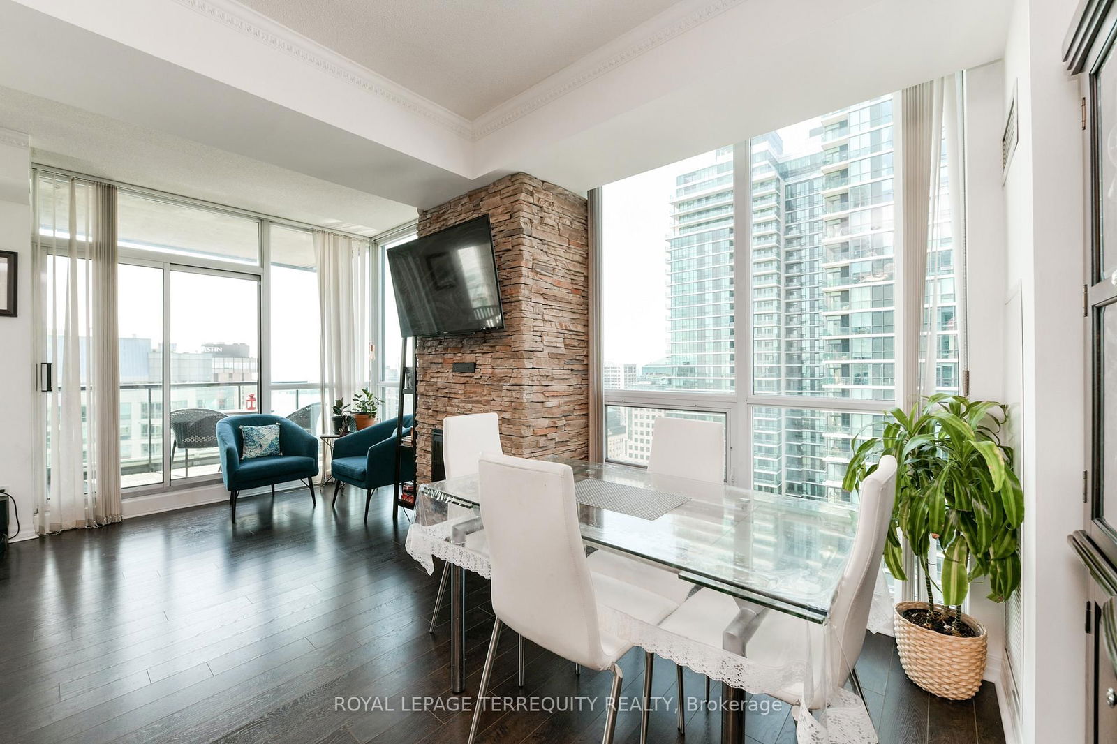 16 Yonge St, unit 3711 for rent