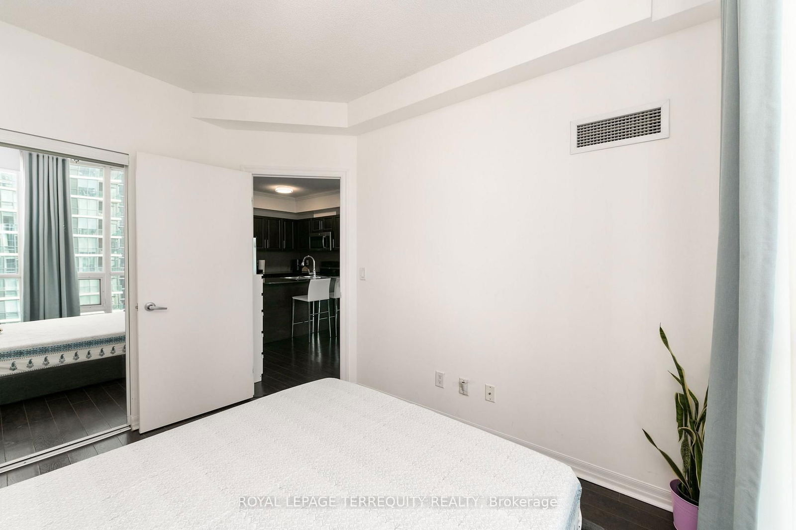 16 Yonge St, unit 3711 for rent