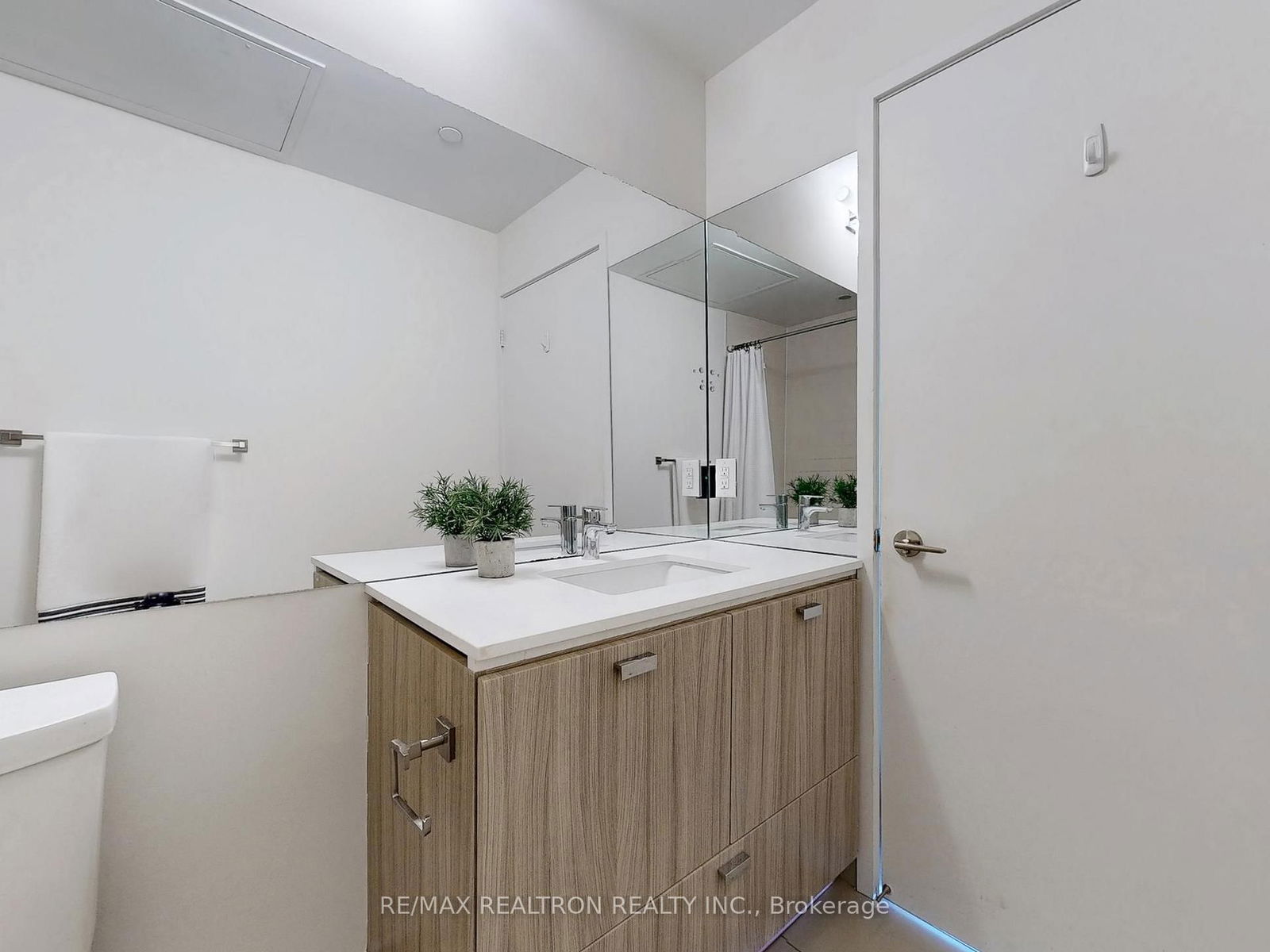 290 Adelaide St, unit 3704 for sale