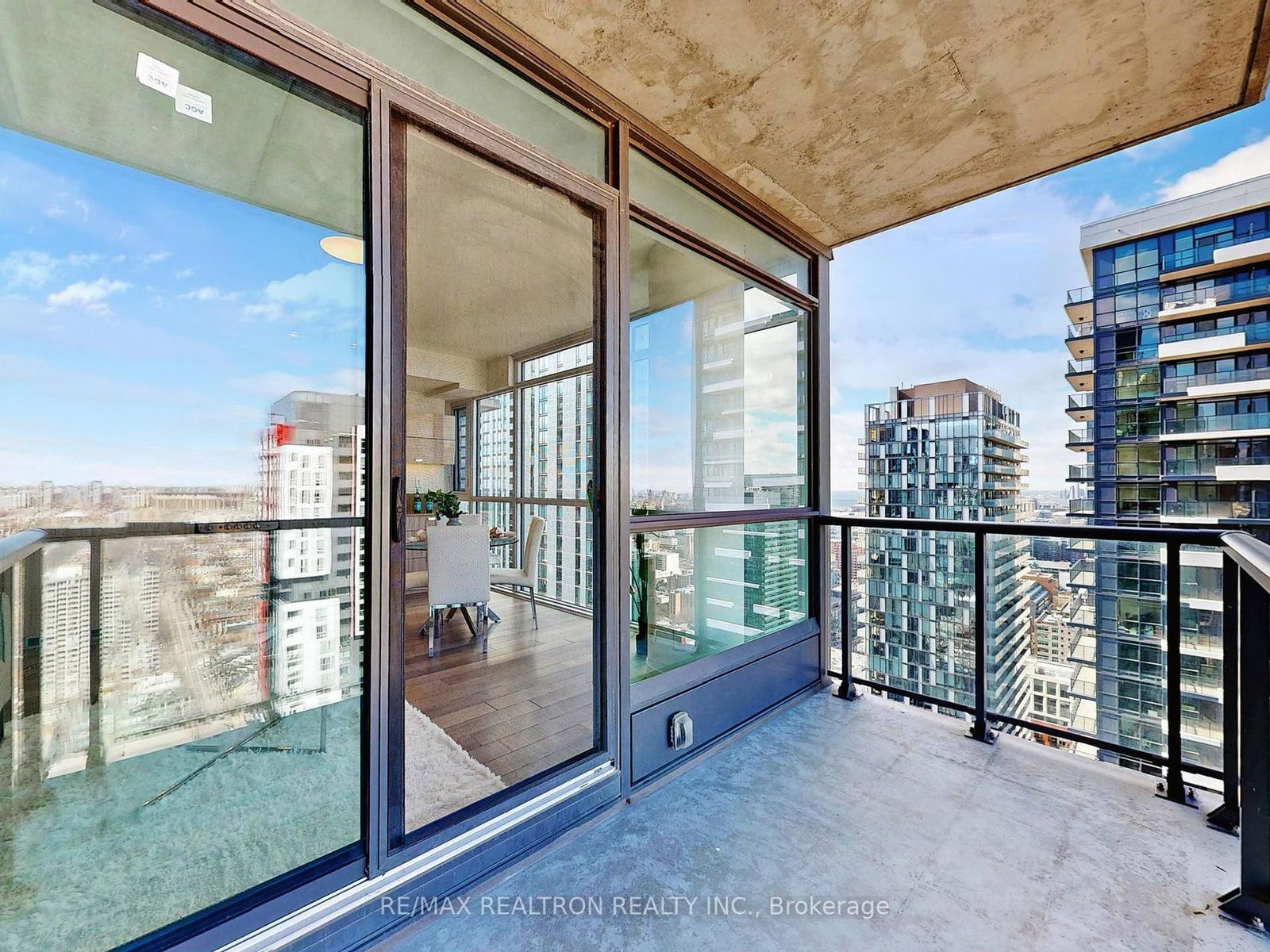 290 Adelaide St, unit 3704 for sale