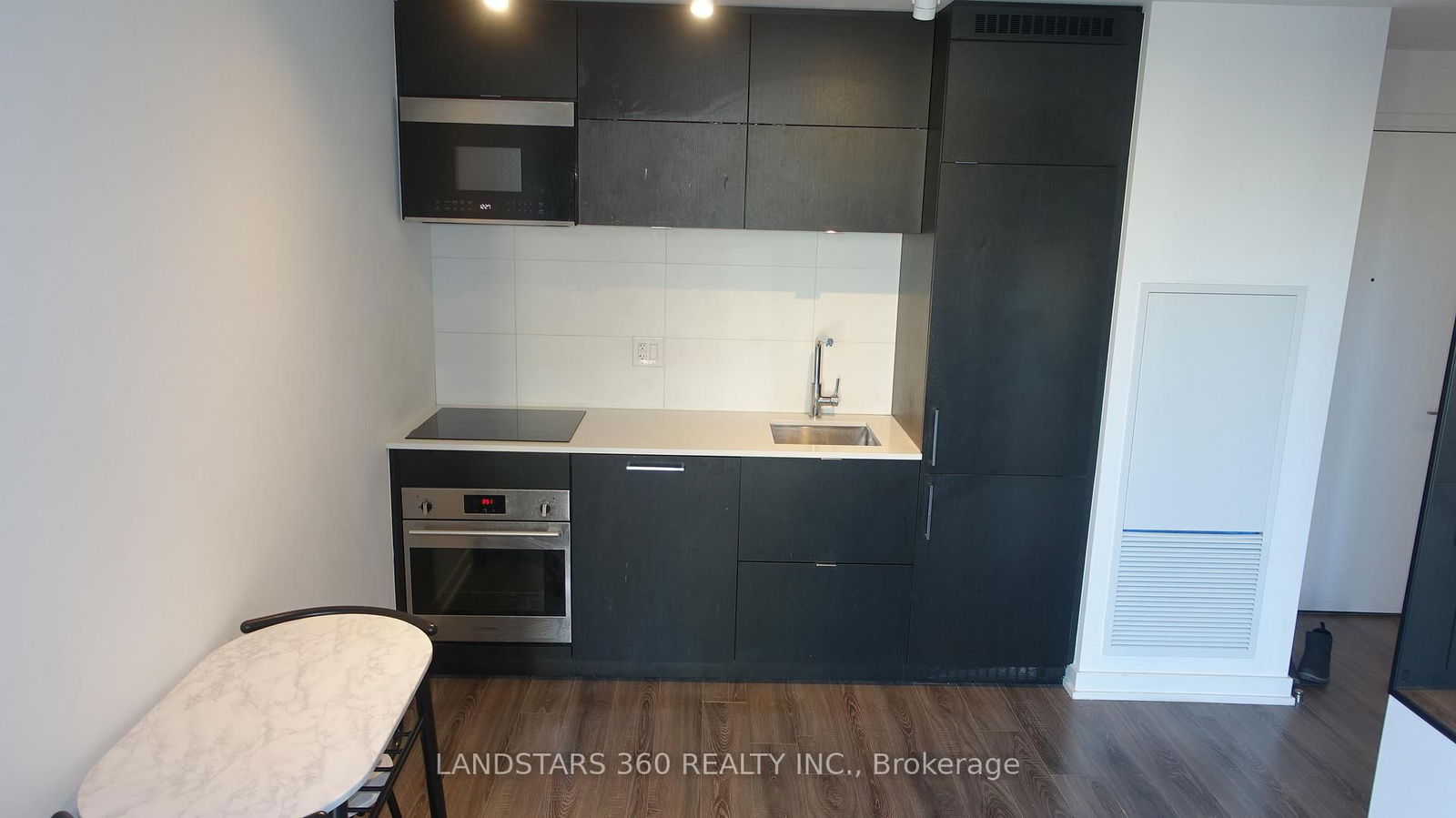 20 Edward St, unit 821 for rent