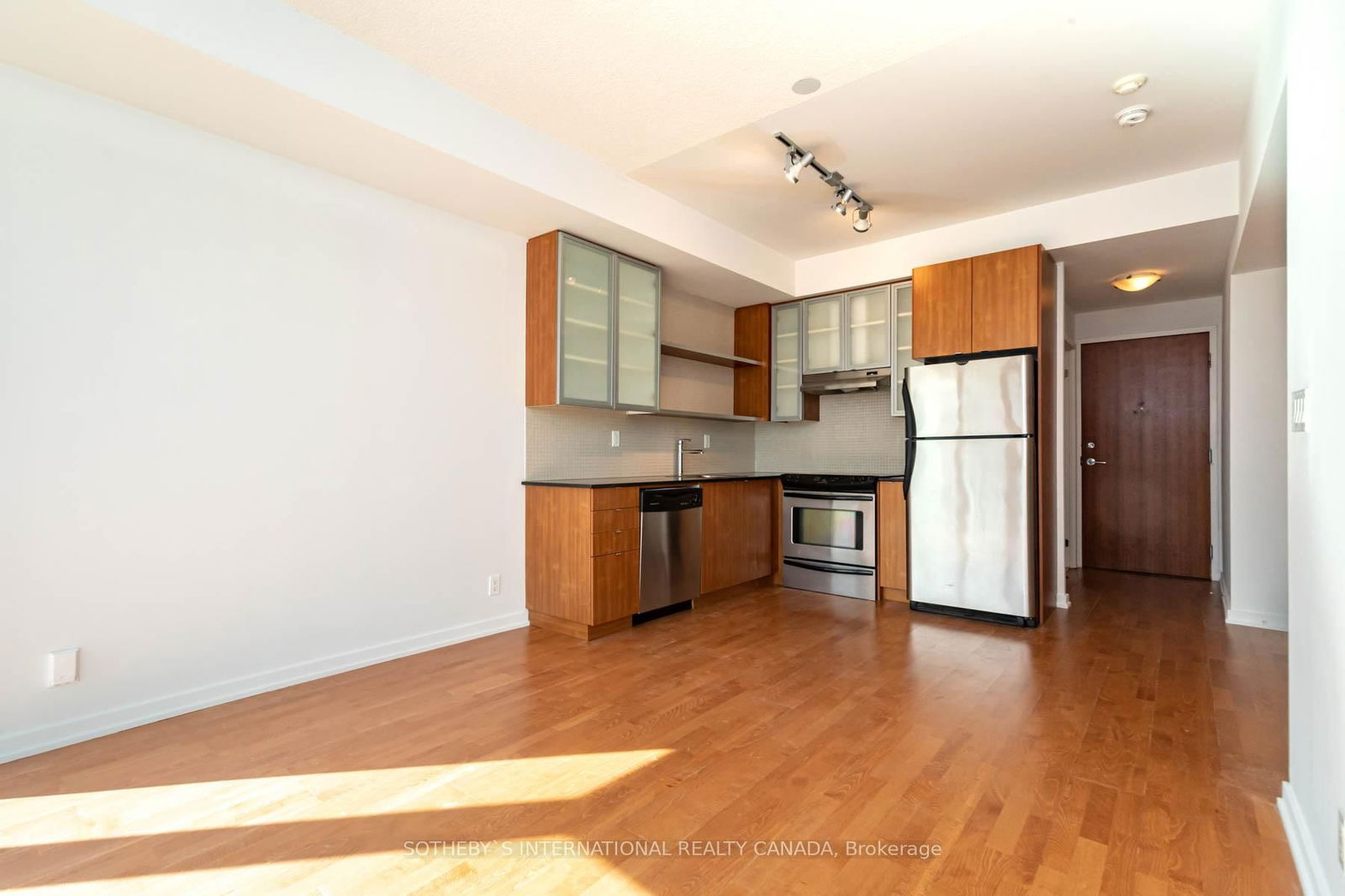 33 Lombard St, unit 701 for rent