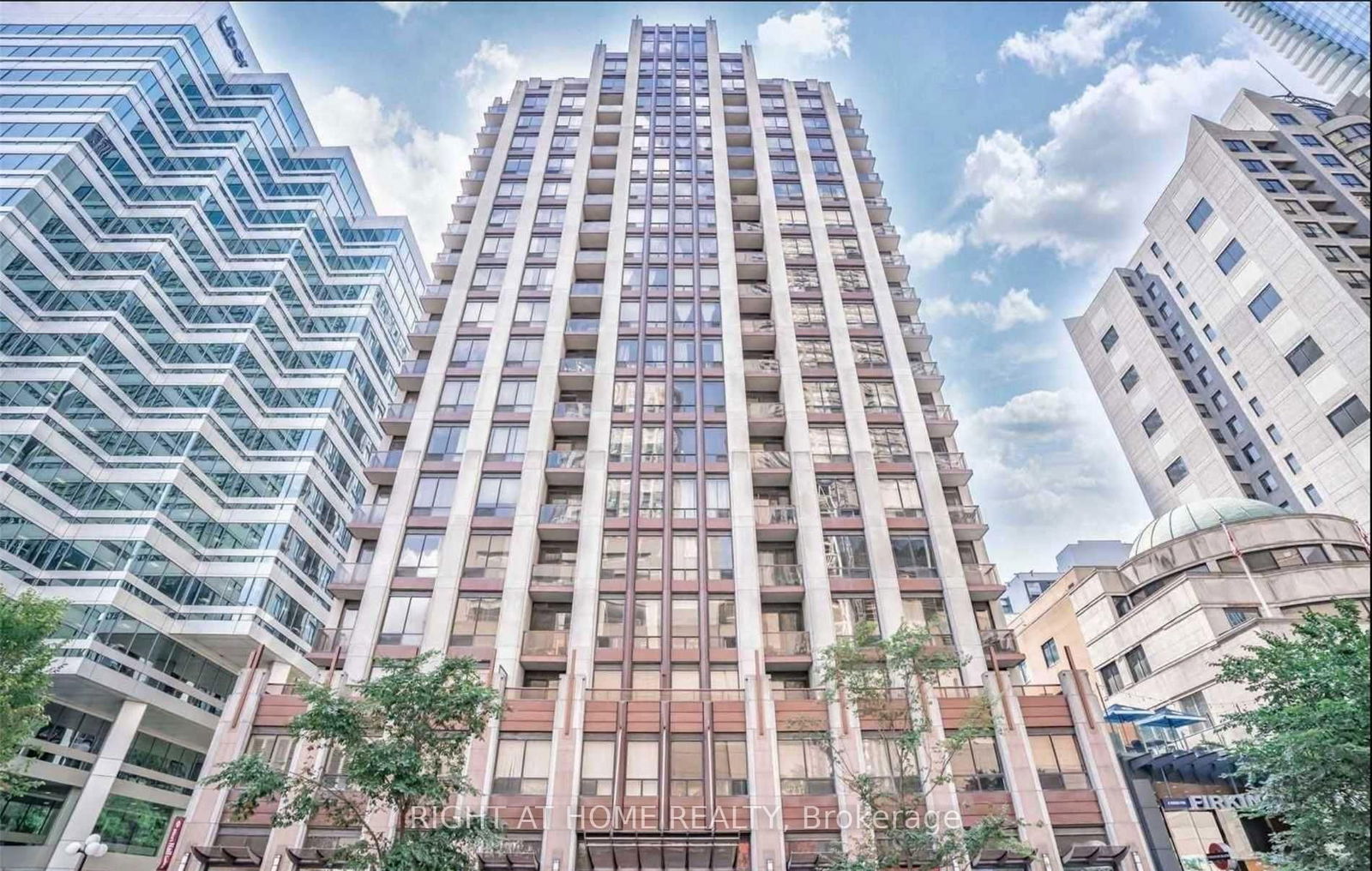 85 Bloor St E, unit 902 for rent