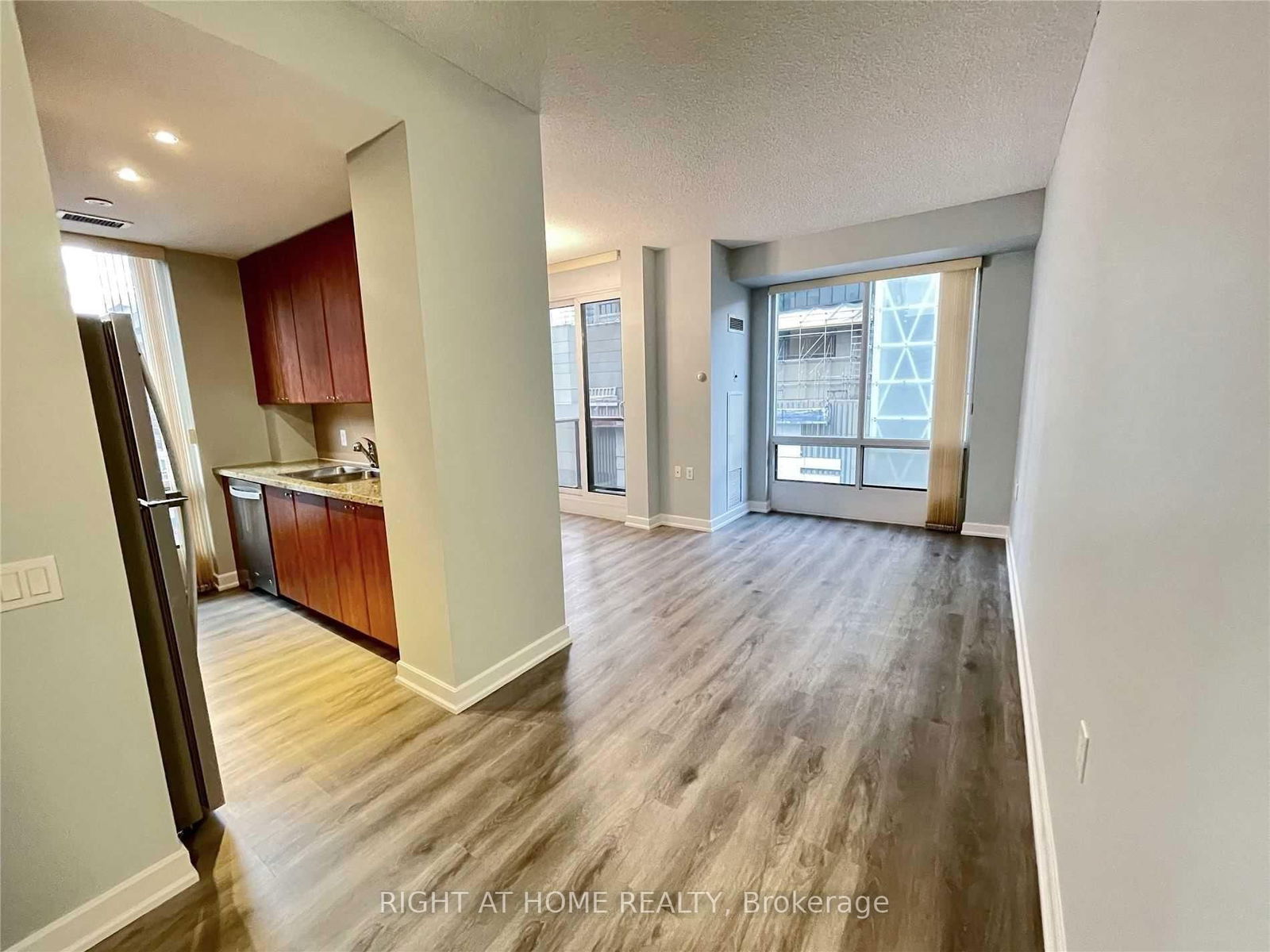 85 Bloor St E, unit 902 for rent