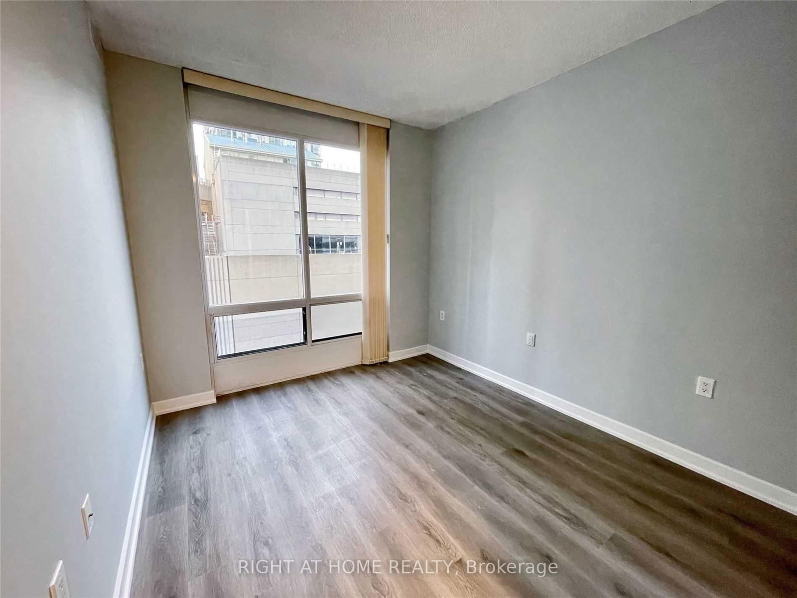 85 Bloor St E, unit 902 for rent