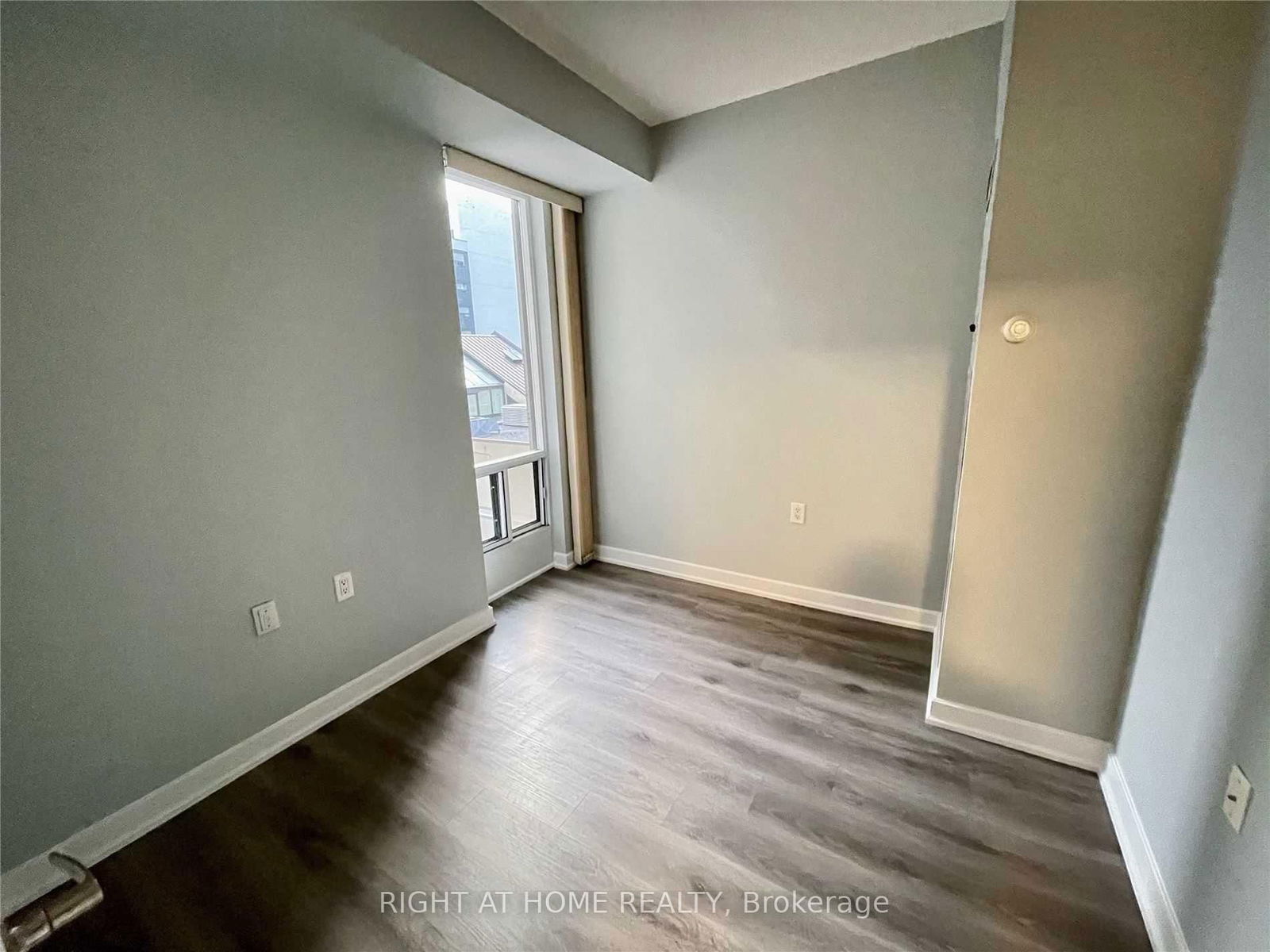 85 Bloor St E, unit 902 for rent