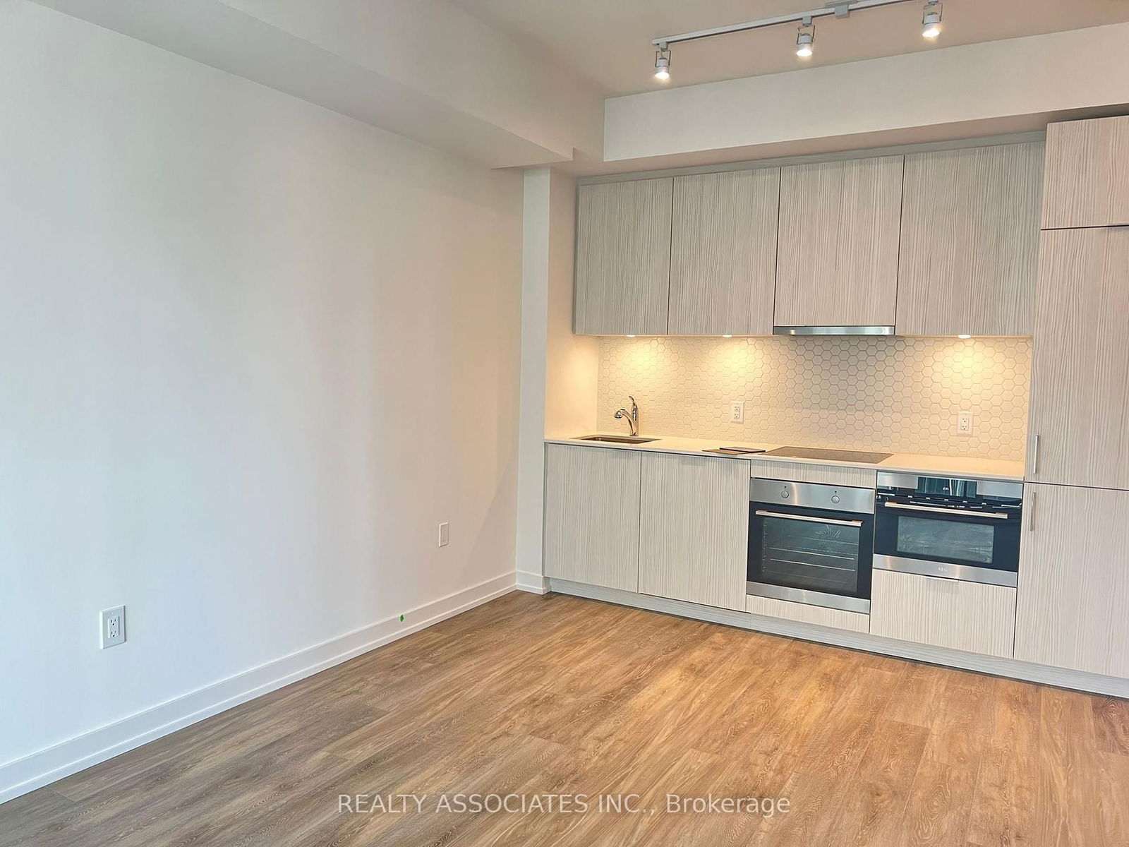 158 Front St E, unit 1816 for rent