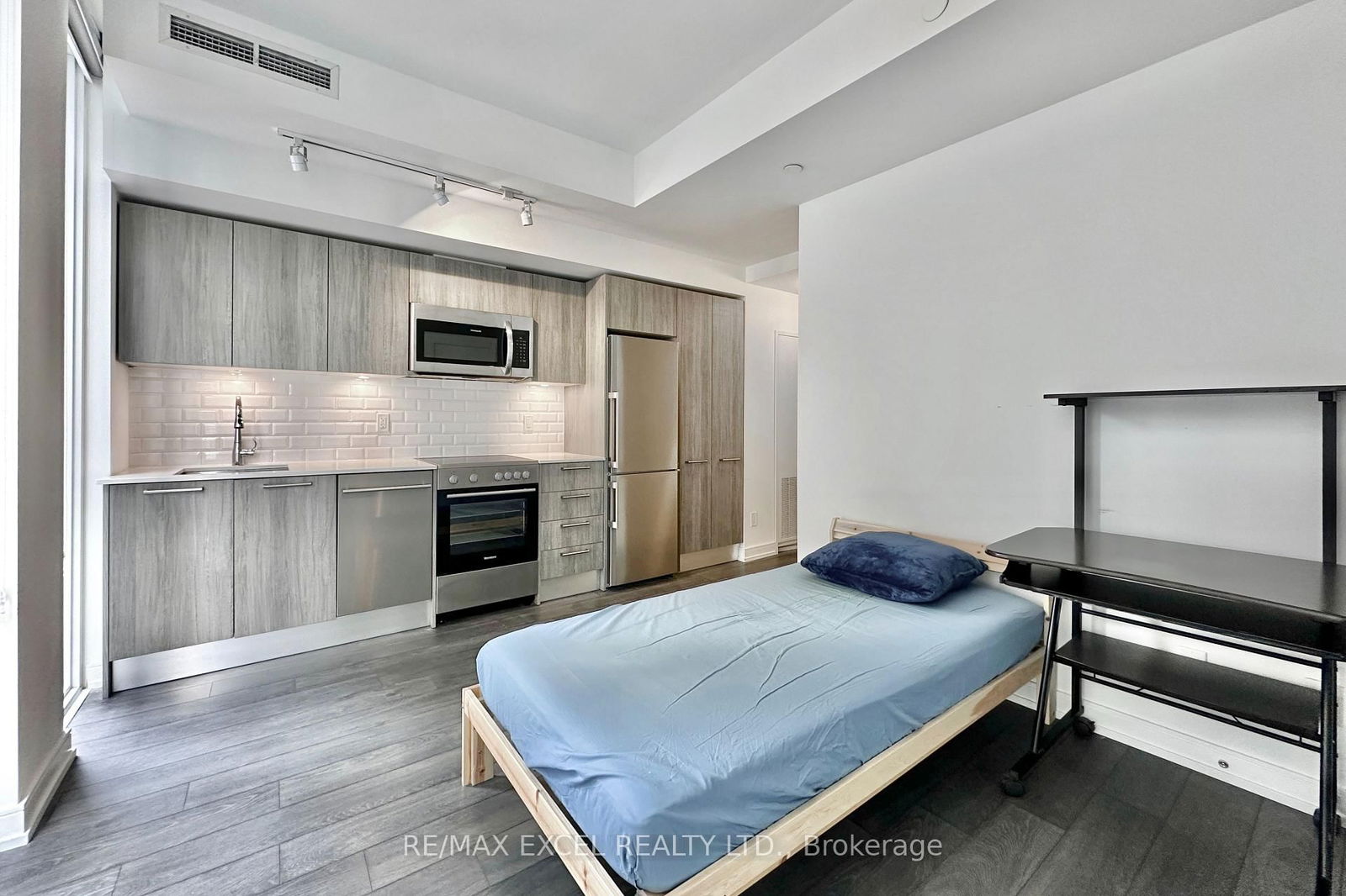 28 Wellesley St E, unit 2010 for rent