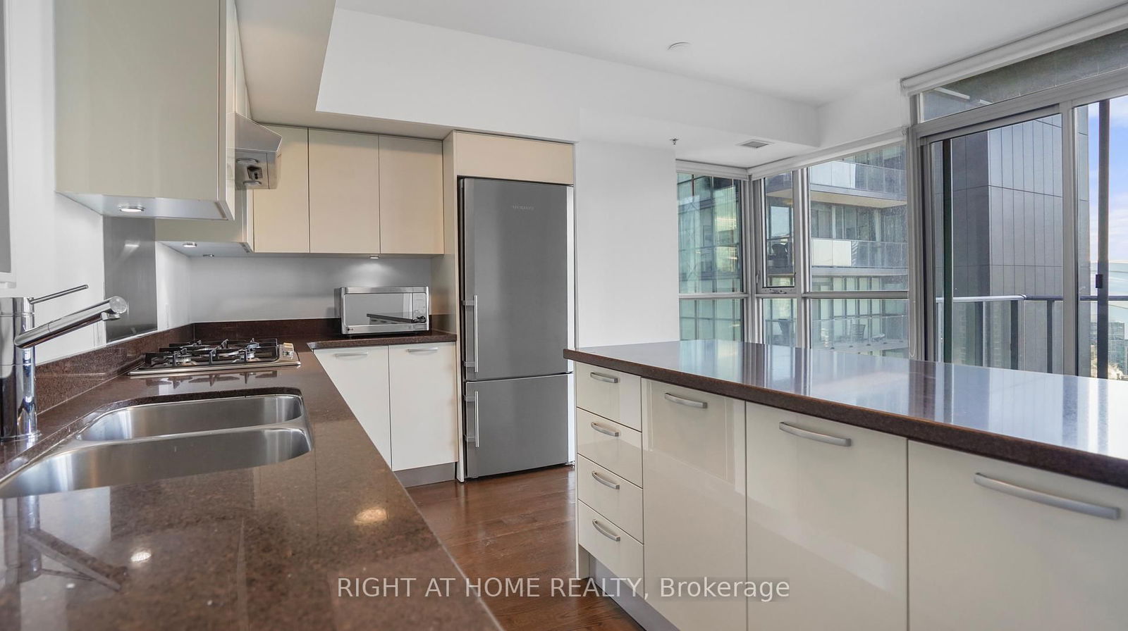 375 King St W, unit 2103 for sale