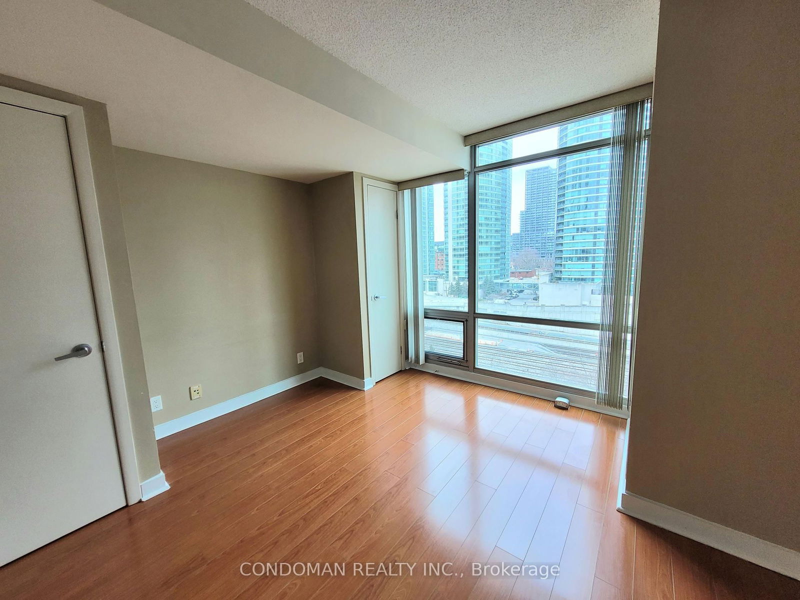 81 Navy Wharf Crt, unit 812 for rent