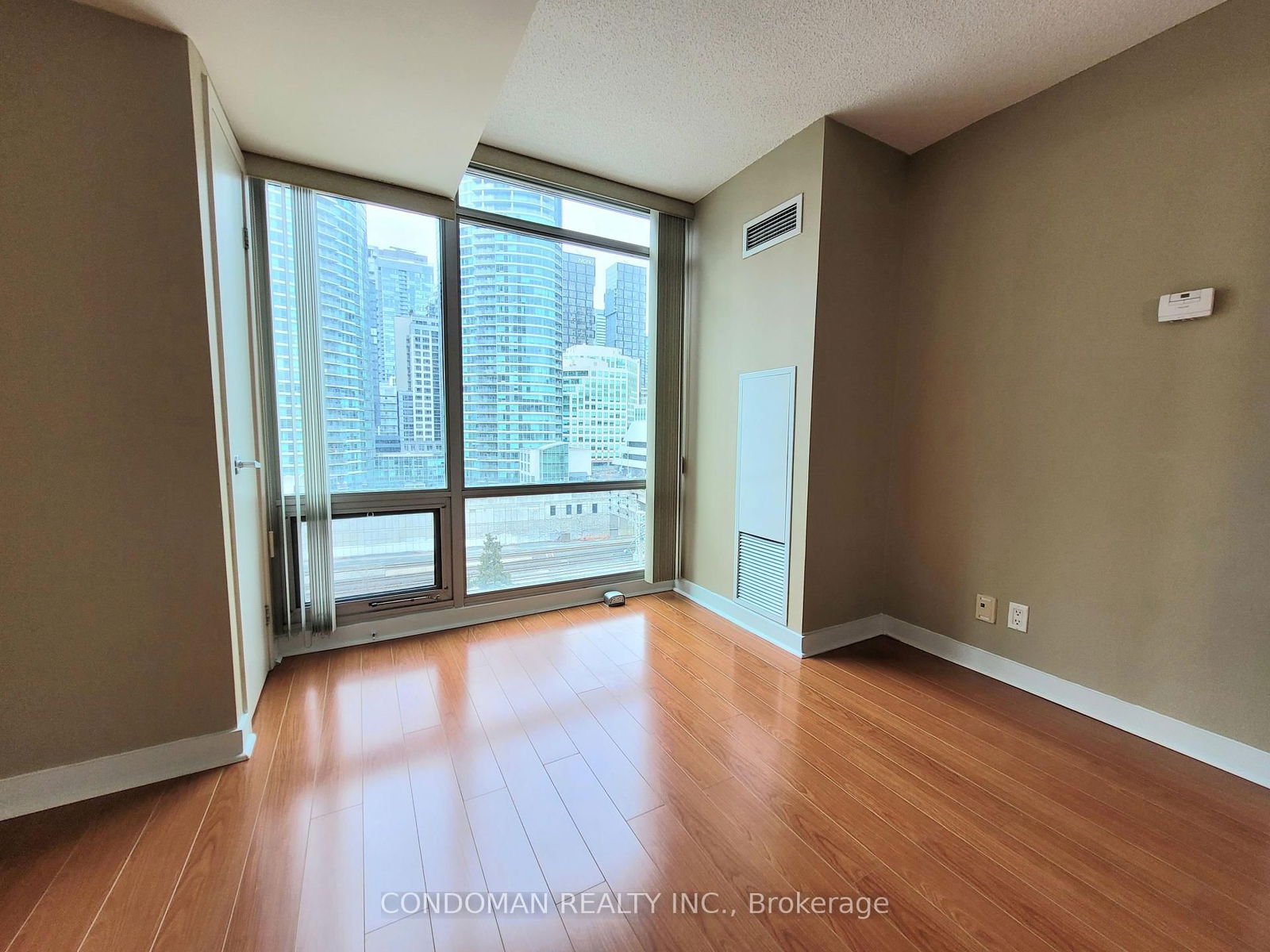 81 Navy Wharf Crt, unit 812 for rent