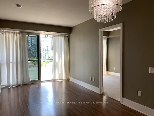 560 Front St W, unit 330 for rent