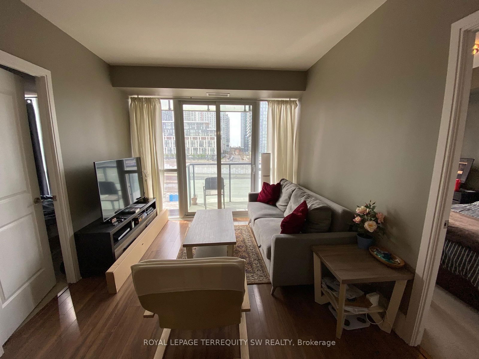 560 Front St W, unit 330 for rent