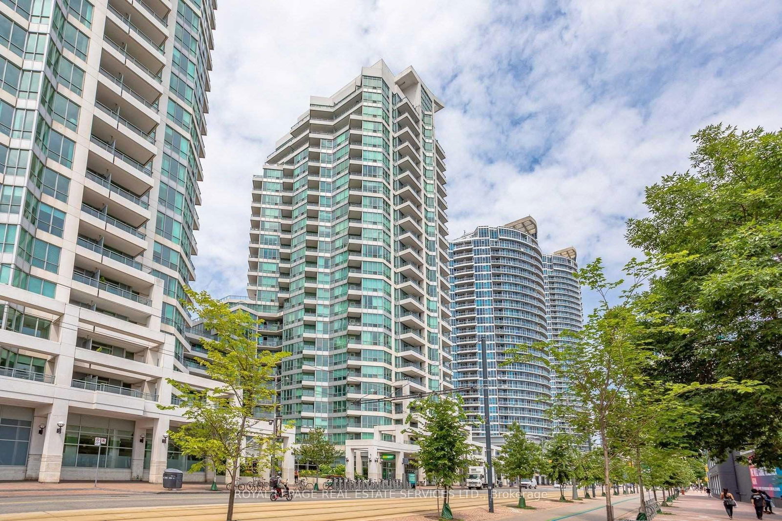 230 Queens Quay W, unit 328 for rent