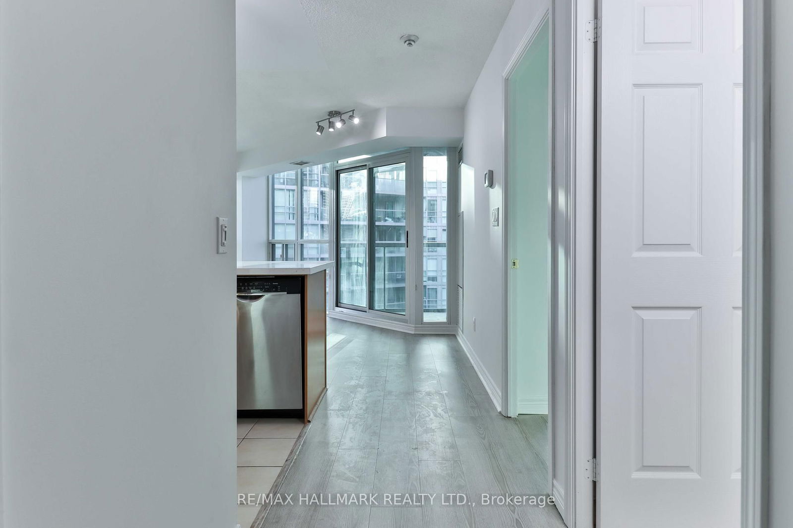 51 Lower Simcoe St, unit 1701 for rent